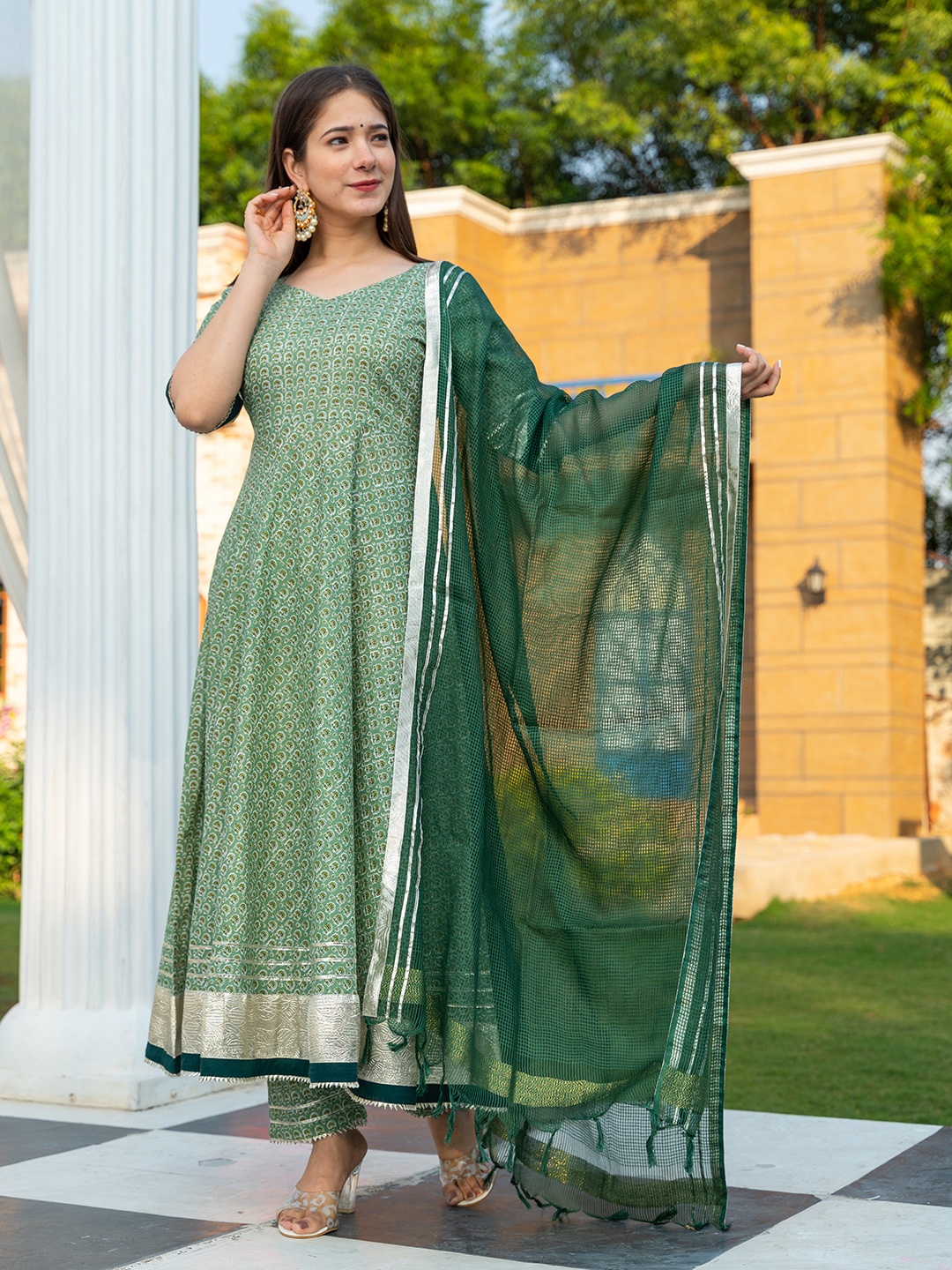 

PHEETA Women Green Floral Printed Pure Cotton Kurta with Trousers & With Dupatta