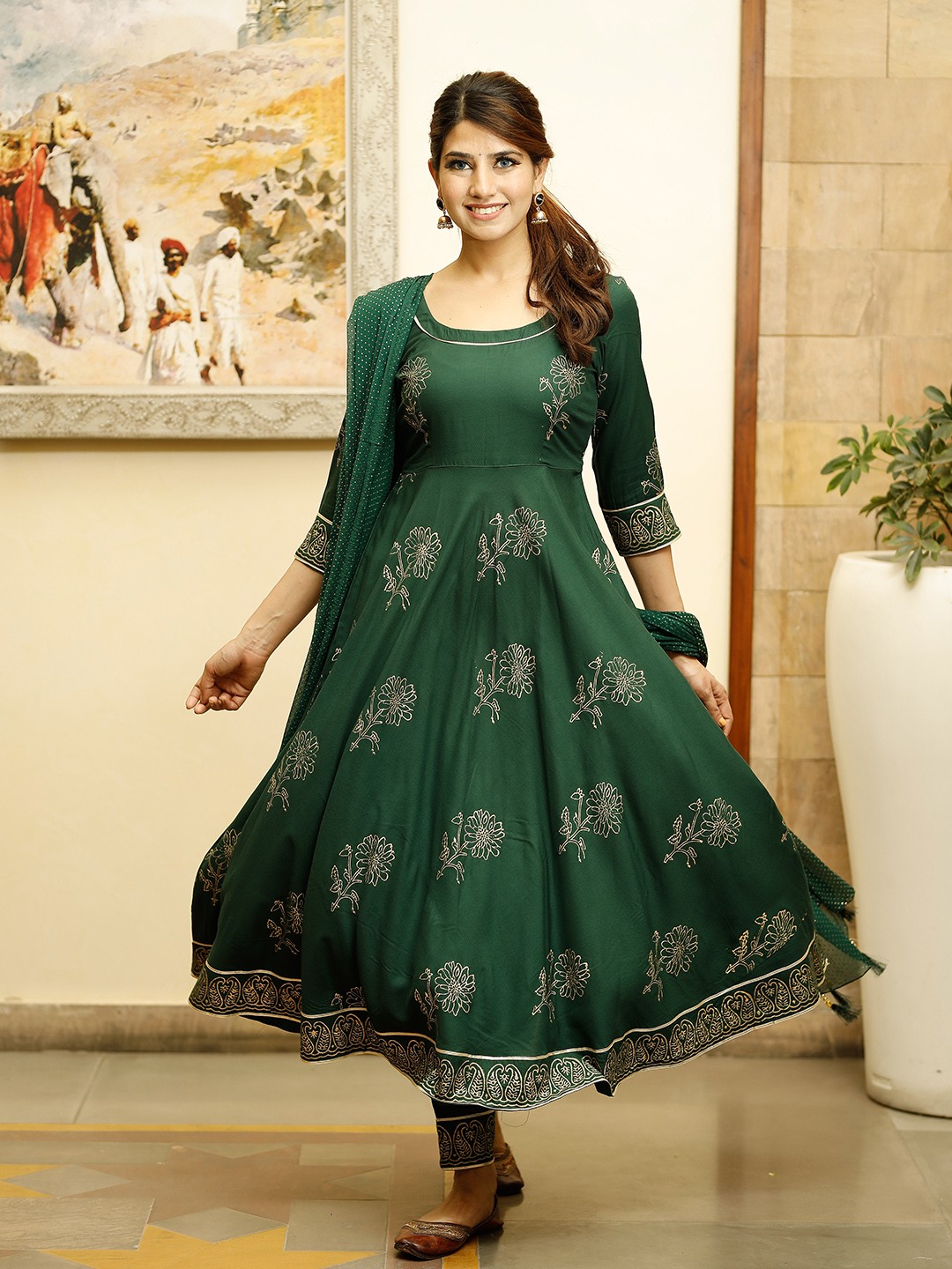 

PHEETA Women Olive Green Floral Printed Kurta with Trousers & With Dupatta