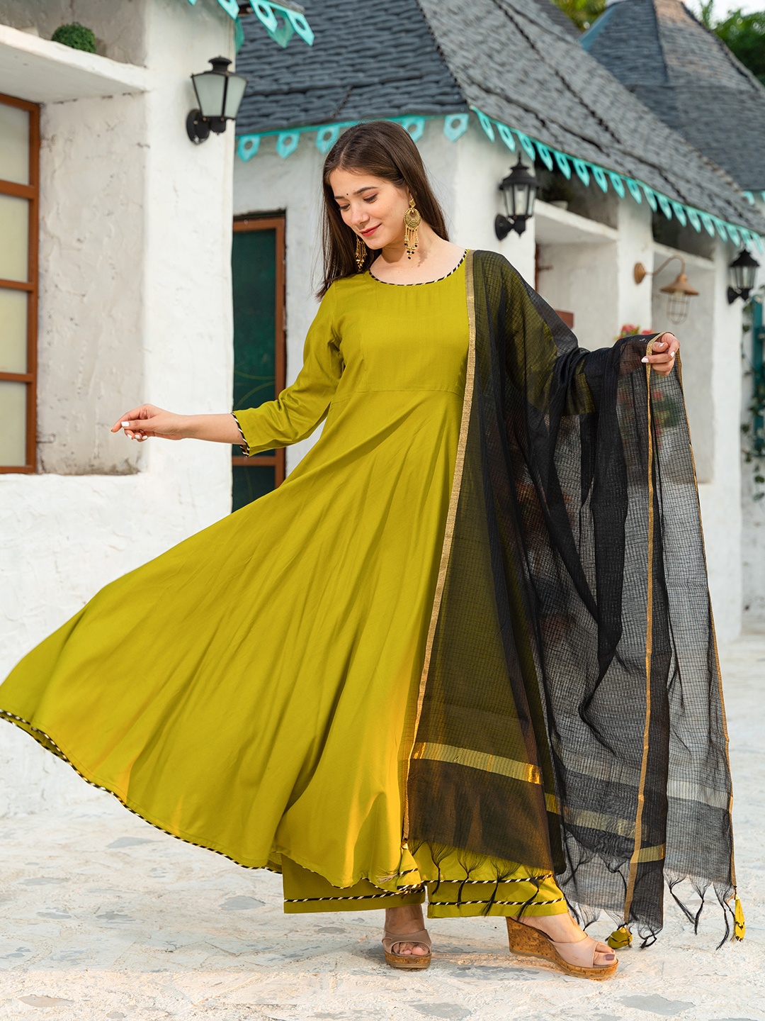 

PHEETA Women Green Kurta with Palazzos & With Dupatta