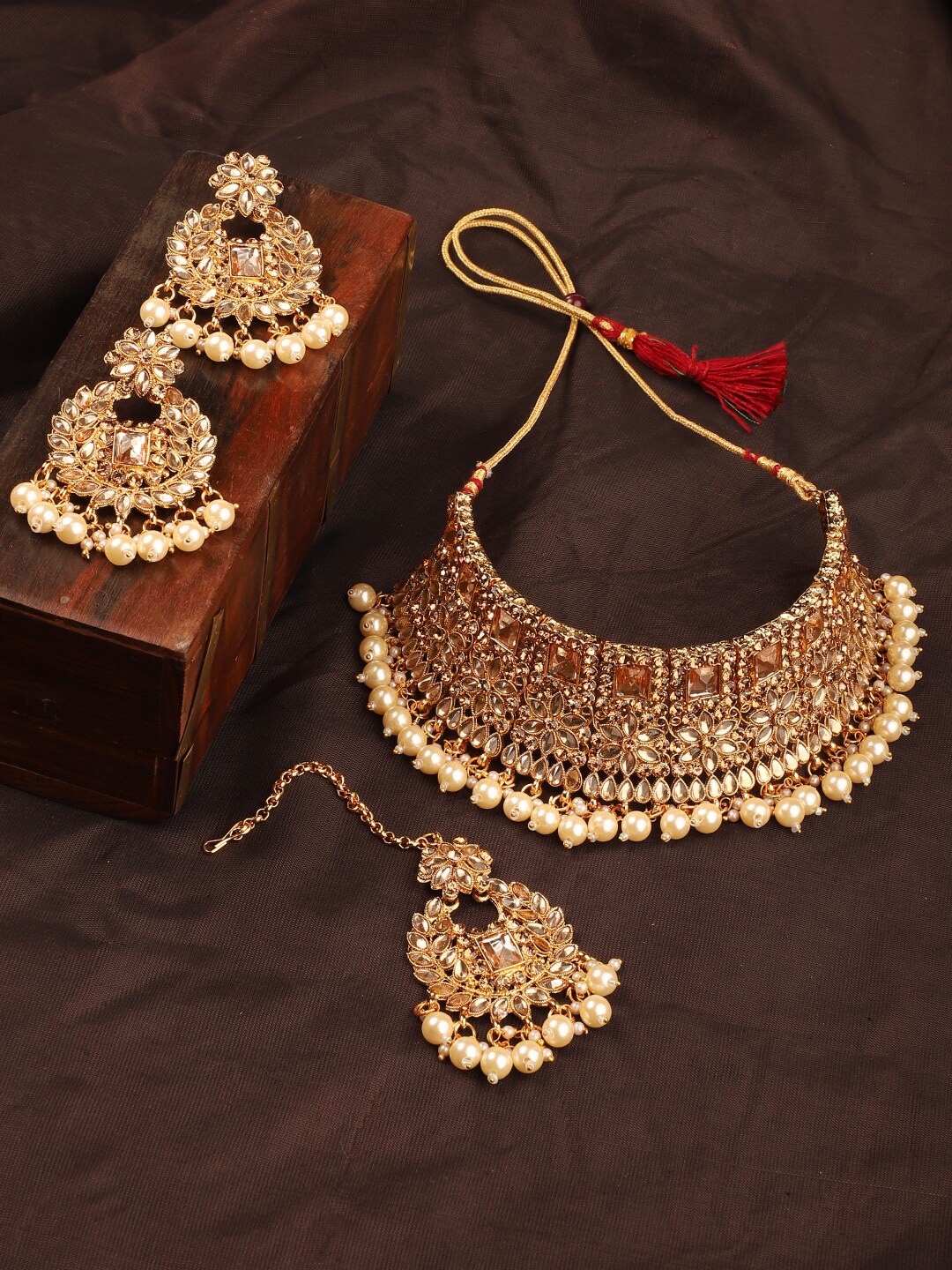 

ANIKAS CREATION Gold-Plated & White Kundan-Studded Beaded Jewellery Set