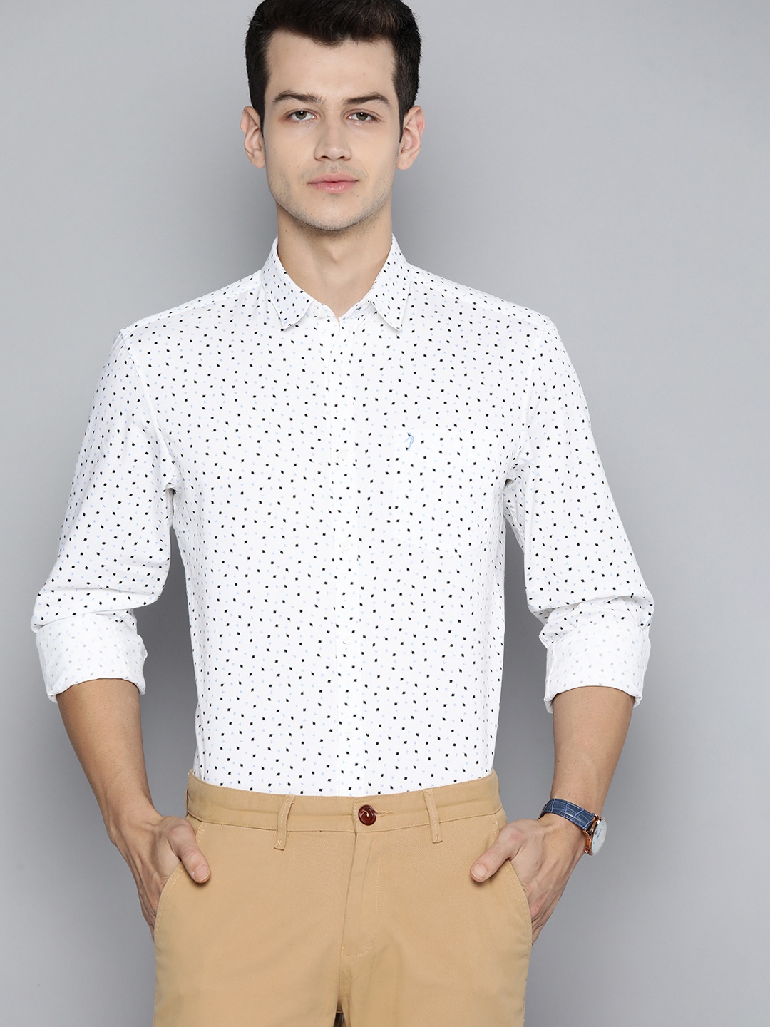 

Indian Terrain Men White & Blue Slim Fit Abstract Printed Pure Cotton Shirt