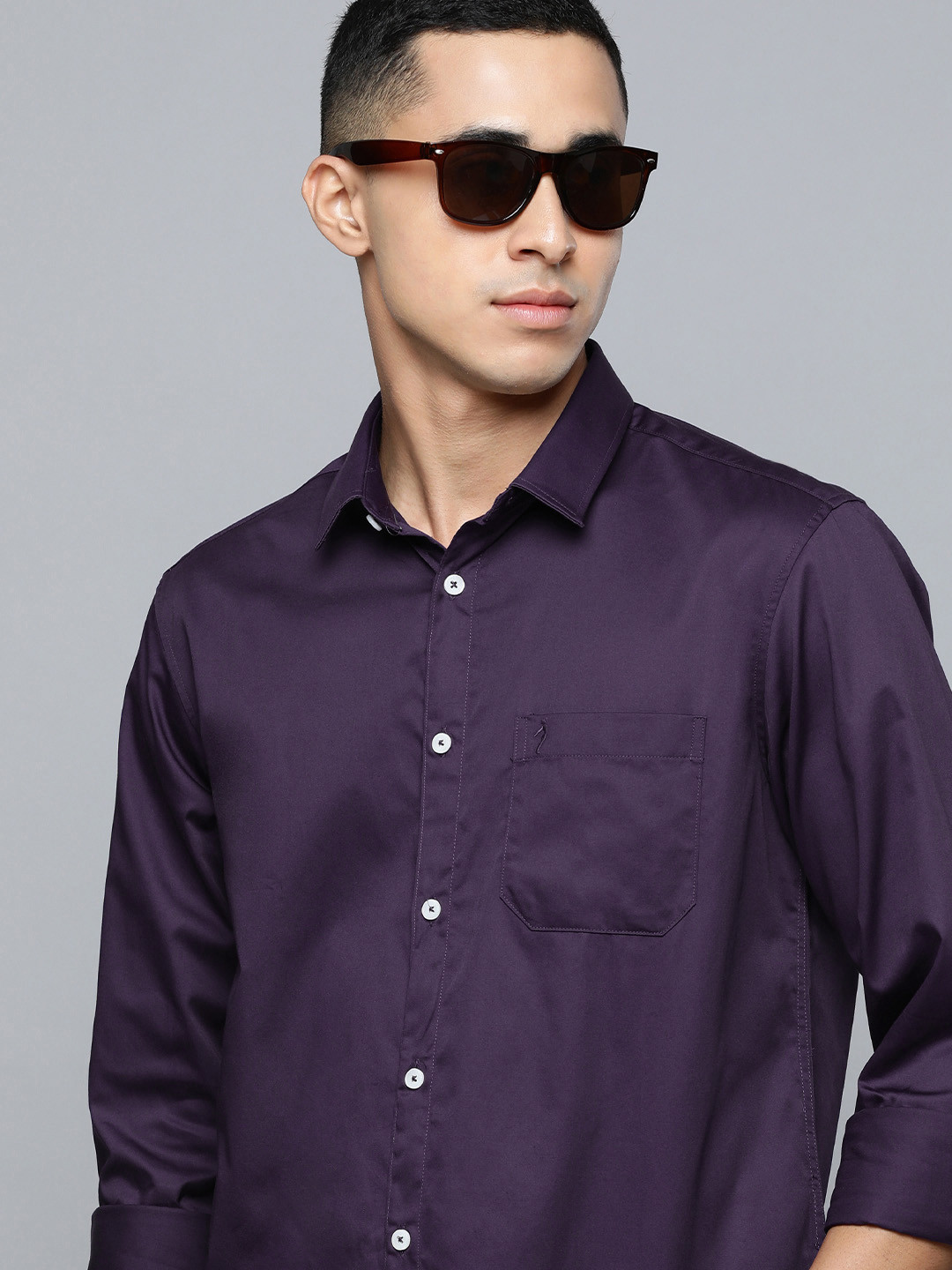 

Indian Terrain Men Purple Solid Pure Cotton Chiseled Slim Fit Casual Shirt