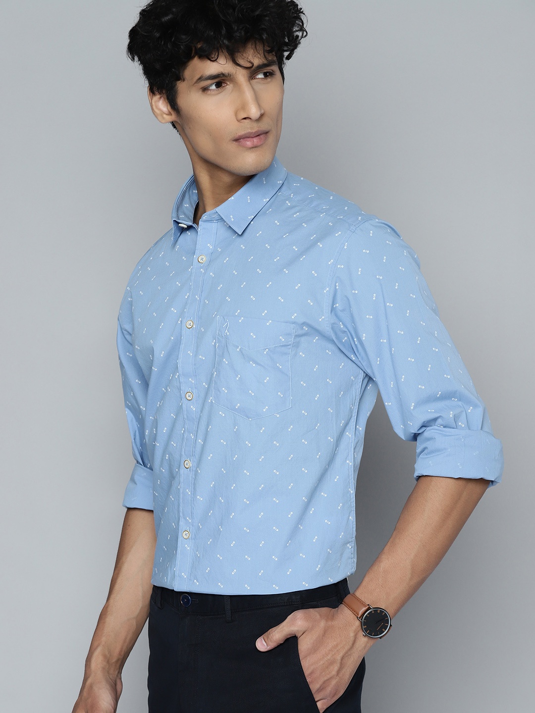 

Indian Terrain Men Blue & White Slim Fit Geometric Printed Pure Cotton Shirt