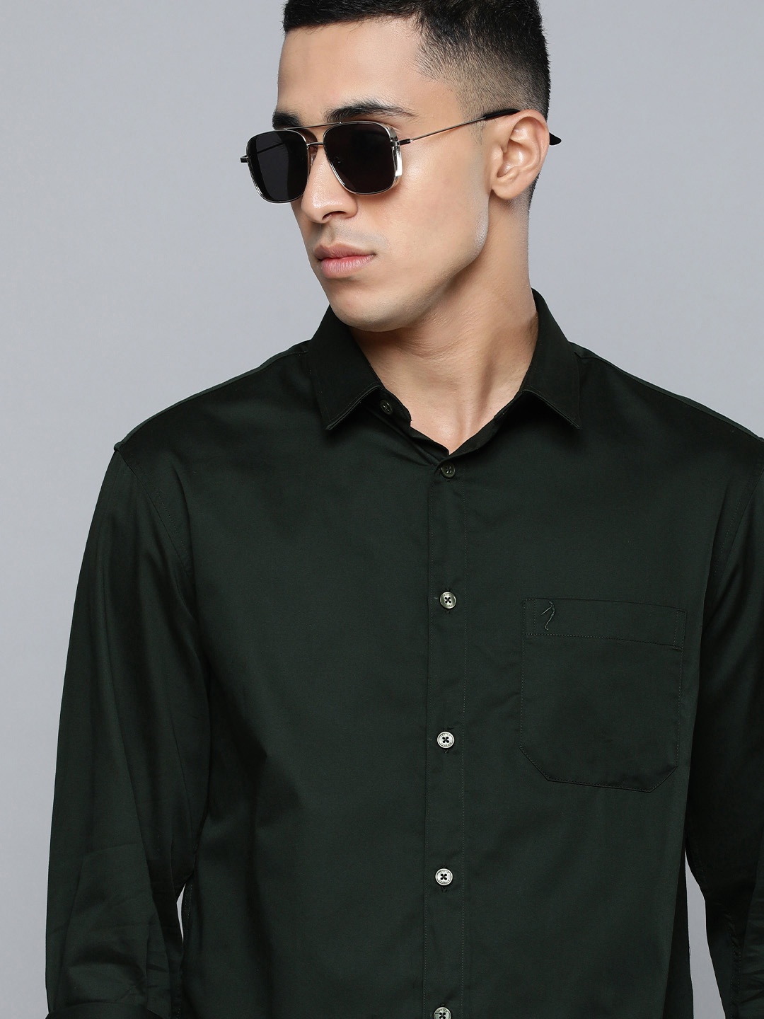 

Indian Terrain Men Green Solid Pure Cotton Chiseled Slim Fit Casual Shirt