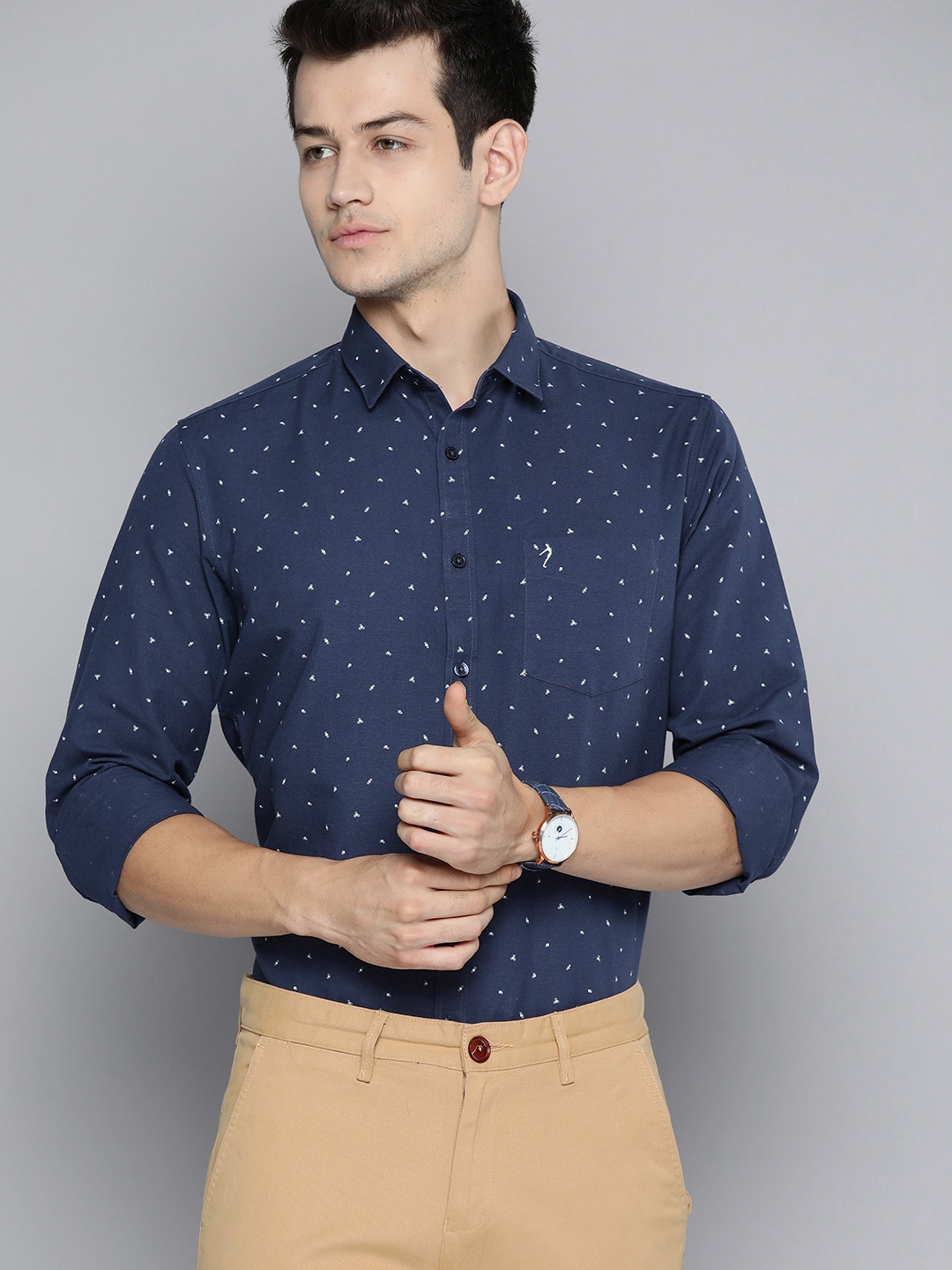 

Indian Terrain Men Navy Blue & White Slim Fit Geometric Printed Pure Cotton Shirt