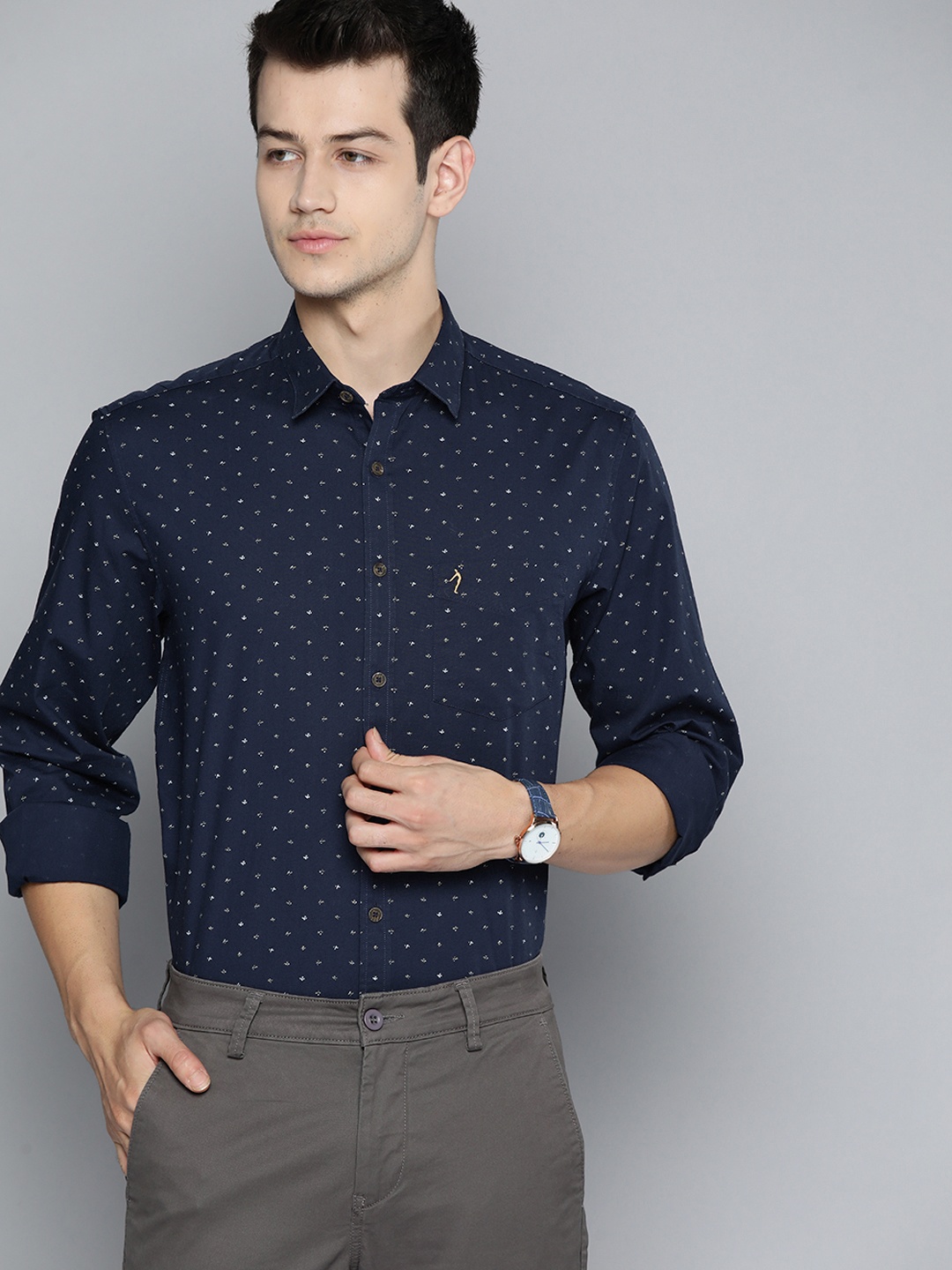 

Indian Terrain Men Navy Blue Slim Fit Abstract Printed Pure Cotton Shirt