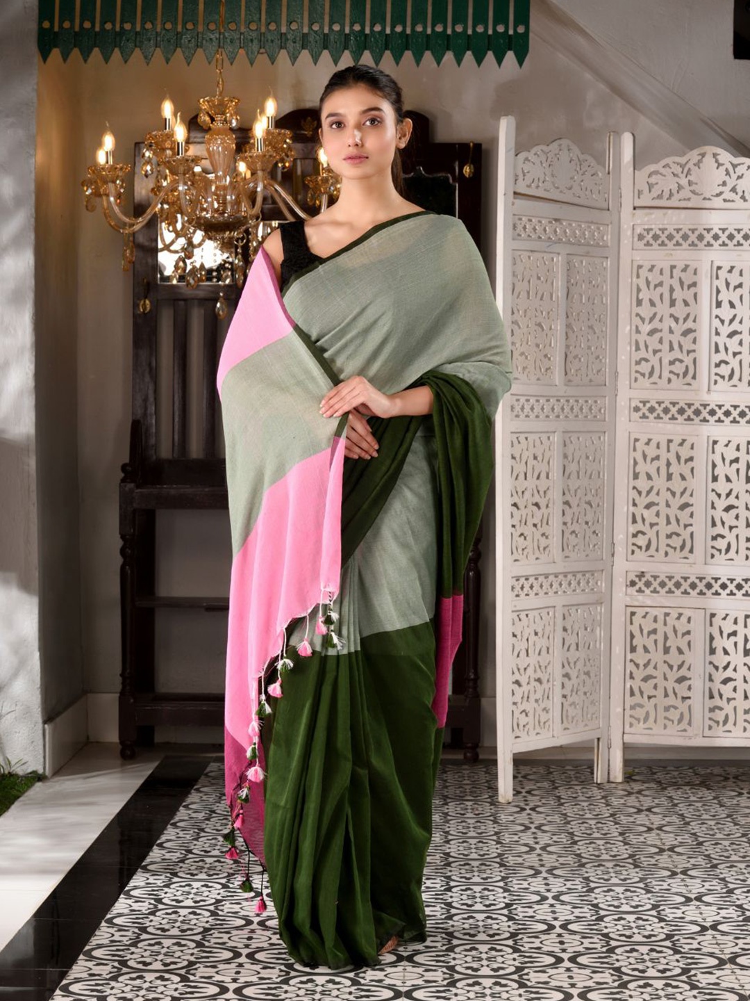 

Charukriti Grey & Pink Colourblocked Handwoven Pure Cotton Saree