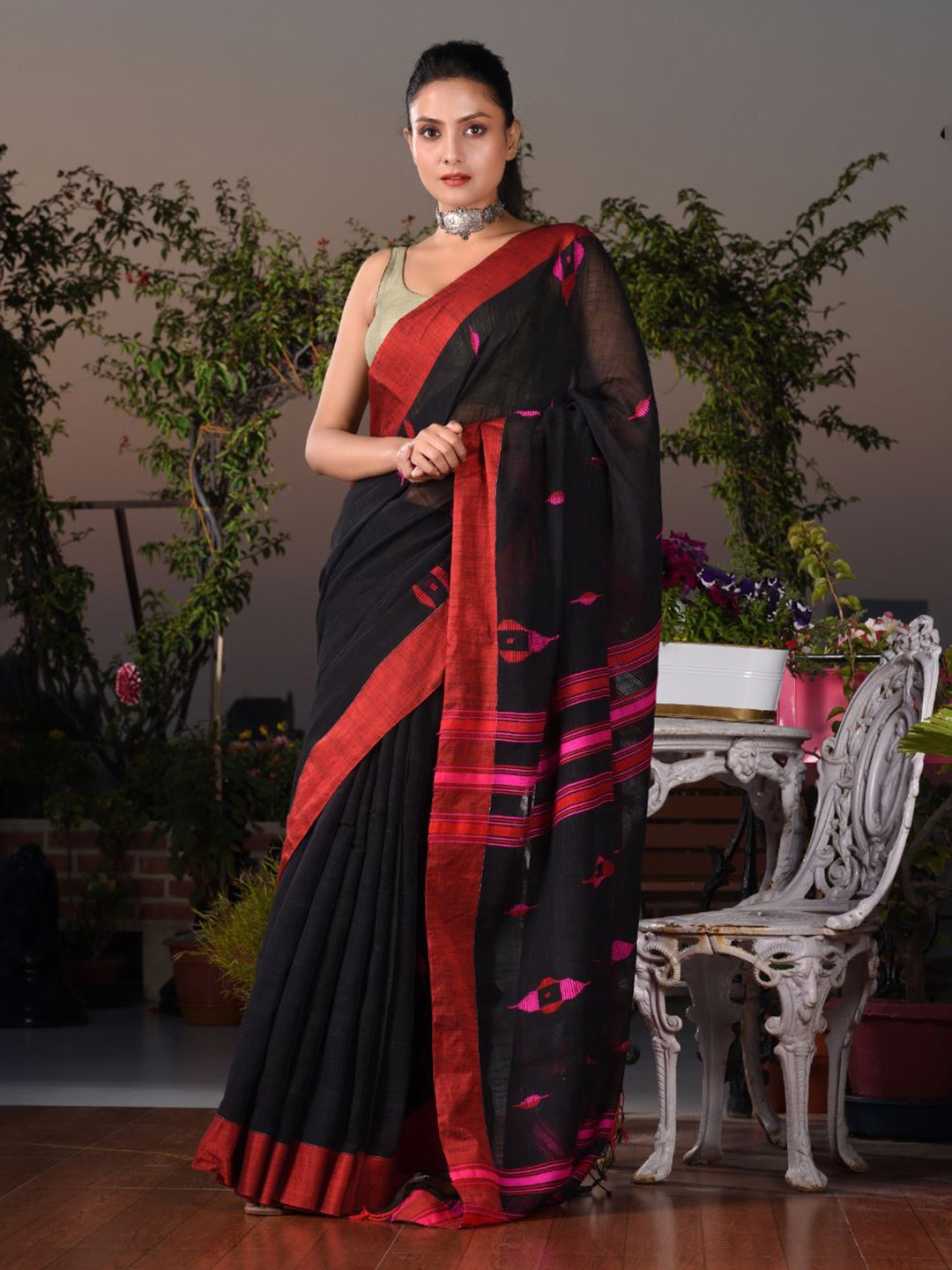 

Charukriti Black & Red Woven Design Pure Cotton Handloom Saree