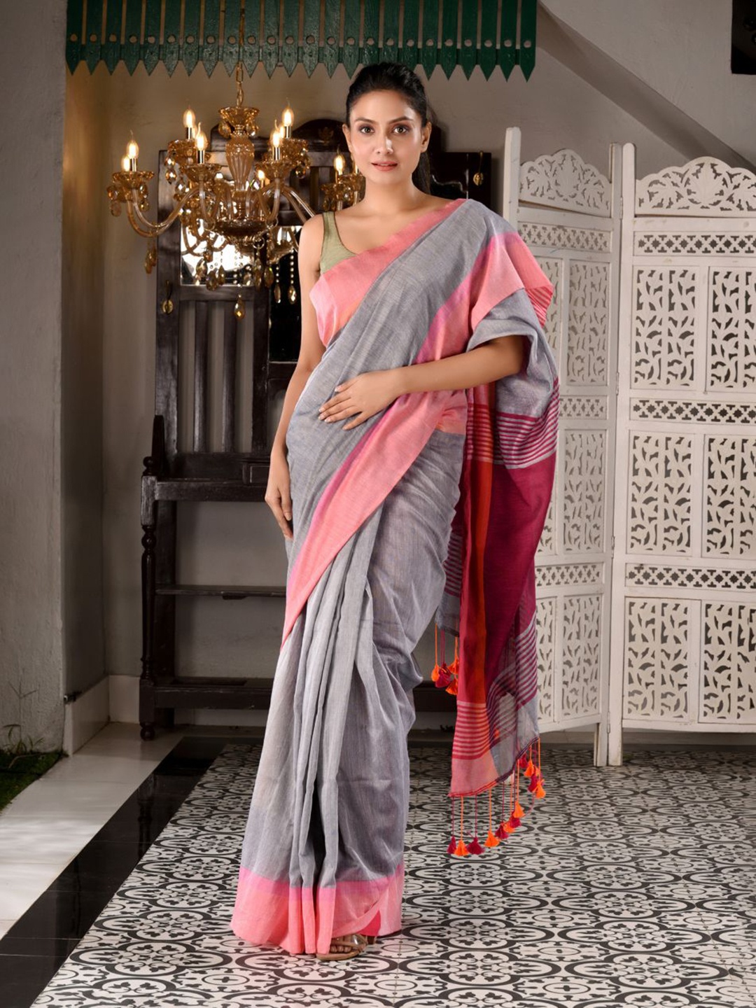 

Charukriti Grey & Peach-Coloured Solid Pure Cotton Handloom Saree