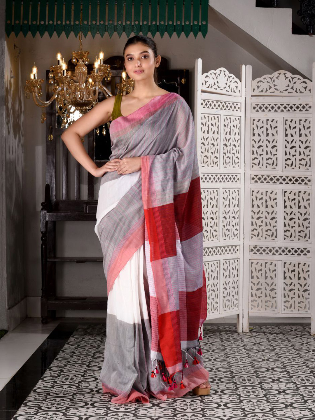 

Charukriti White & Red Colourblocked Handloom Pure Cotton Saree