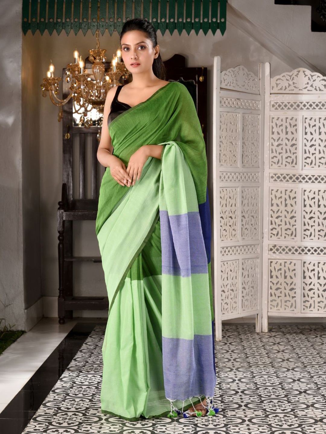 

Charukriti Green & Blue Colourblocked Woven Design Pure Cotton Handwoven Saree