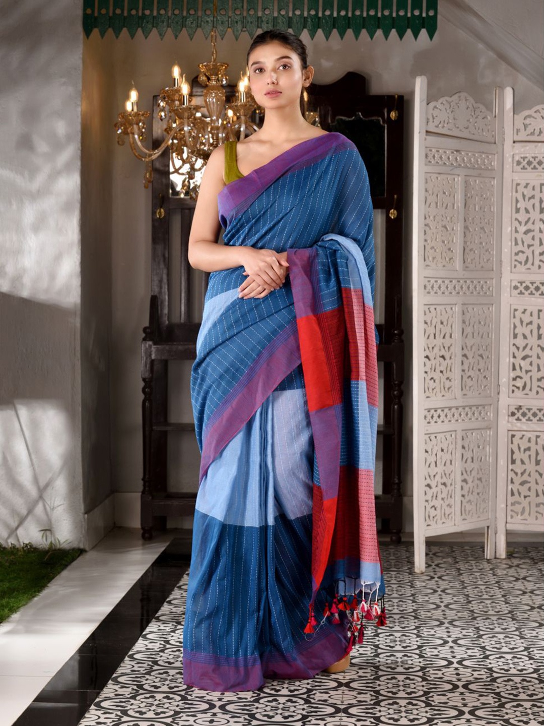 

Charukriti Blue & Red Colourblocked Pure Cotton Handloom Saree