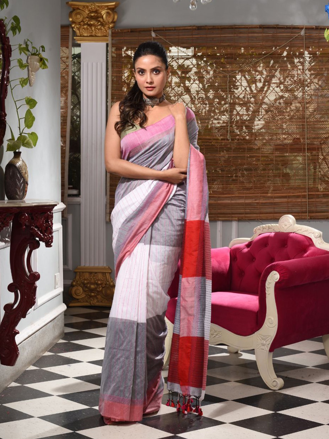 

Charukriti White & Grey Colourblocked Handloom Pure Cotton Saree