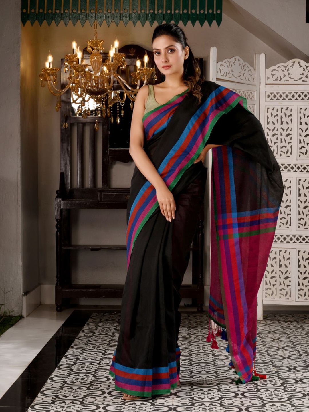 

Charukriti Black & Pink Solid Woven Design Pure Cotton Handwoven Saree