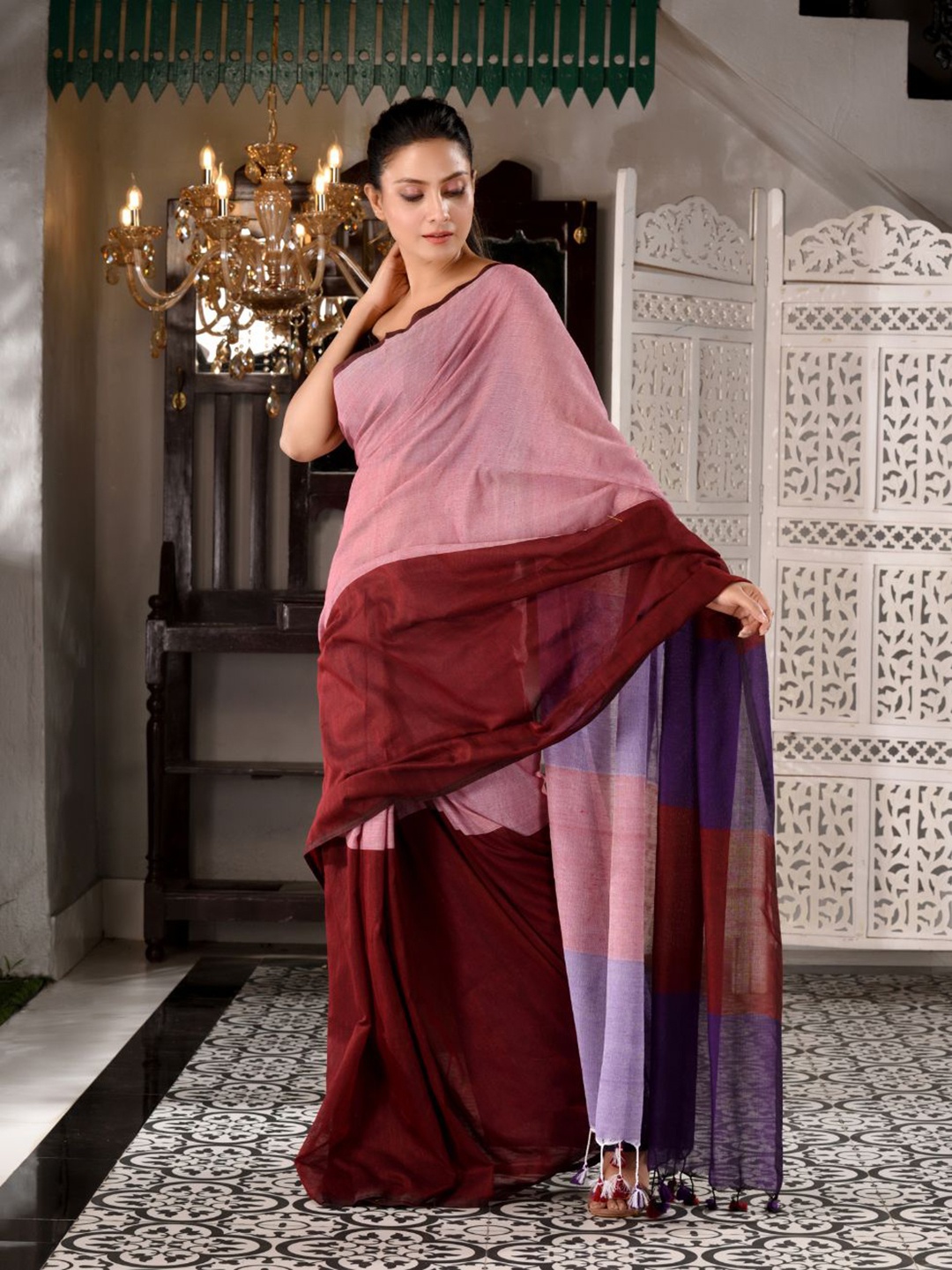 

Charukriti Burgundy & Pink Colourblocked Pure Cotton Handloom Saree