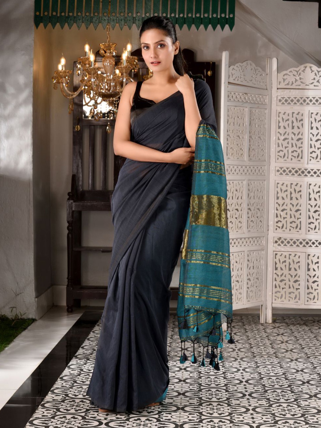 

Charukriti Black & Teal Gold-Toned Solid Woven Design Pure Cotton Handwoven Saree