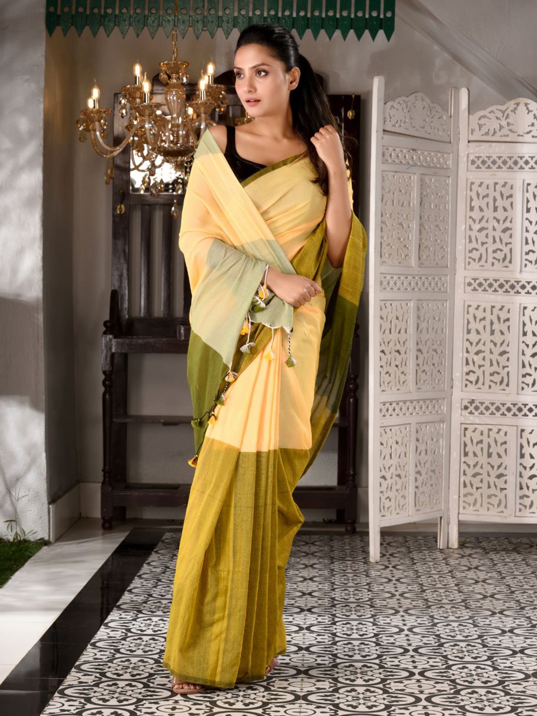 

Charukriti Cream & Green Colourblocked Pure Cotton Handloom Saree