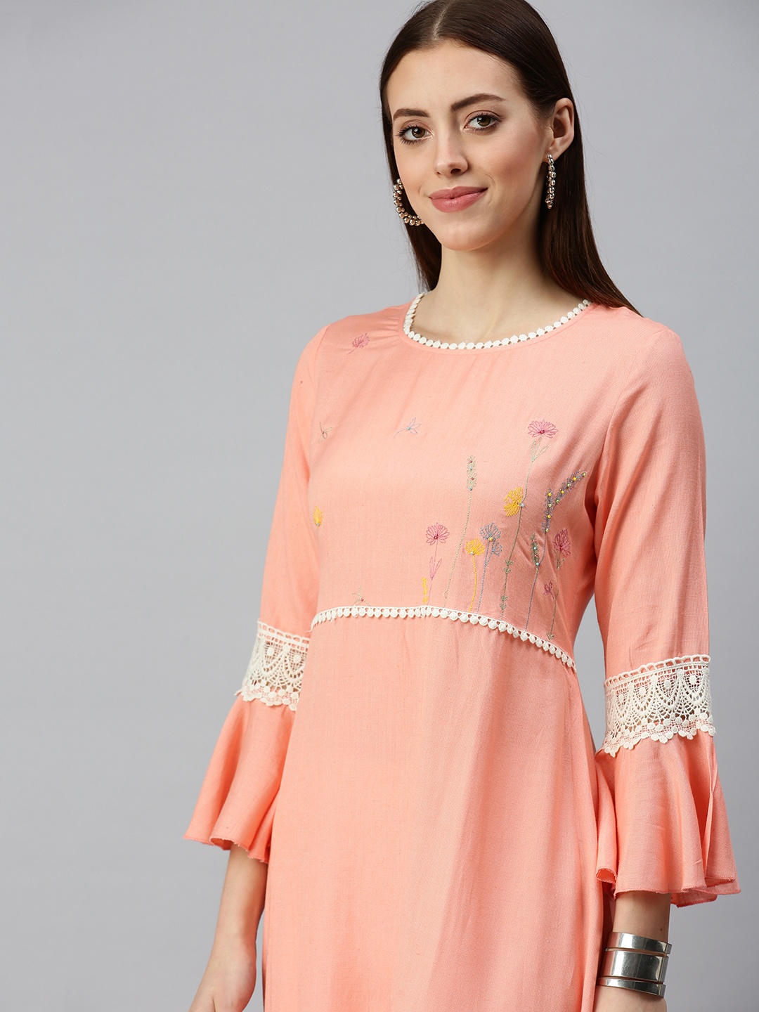 

SHOWOFF Women Peach-Coloured & White Floral Embroidered Bell Sleeves Kurta