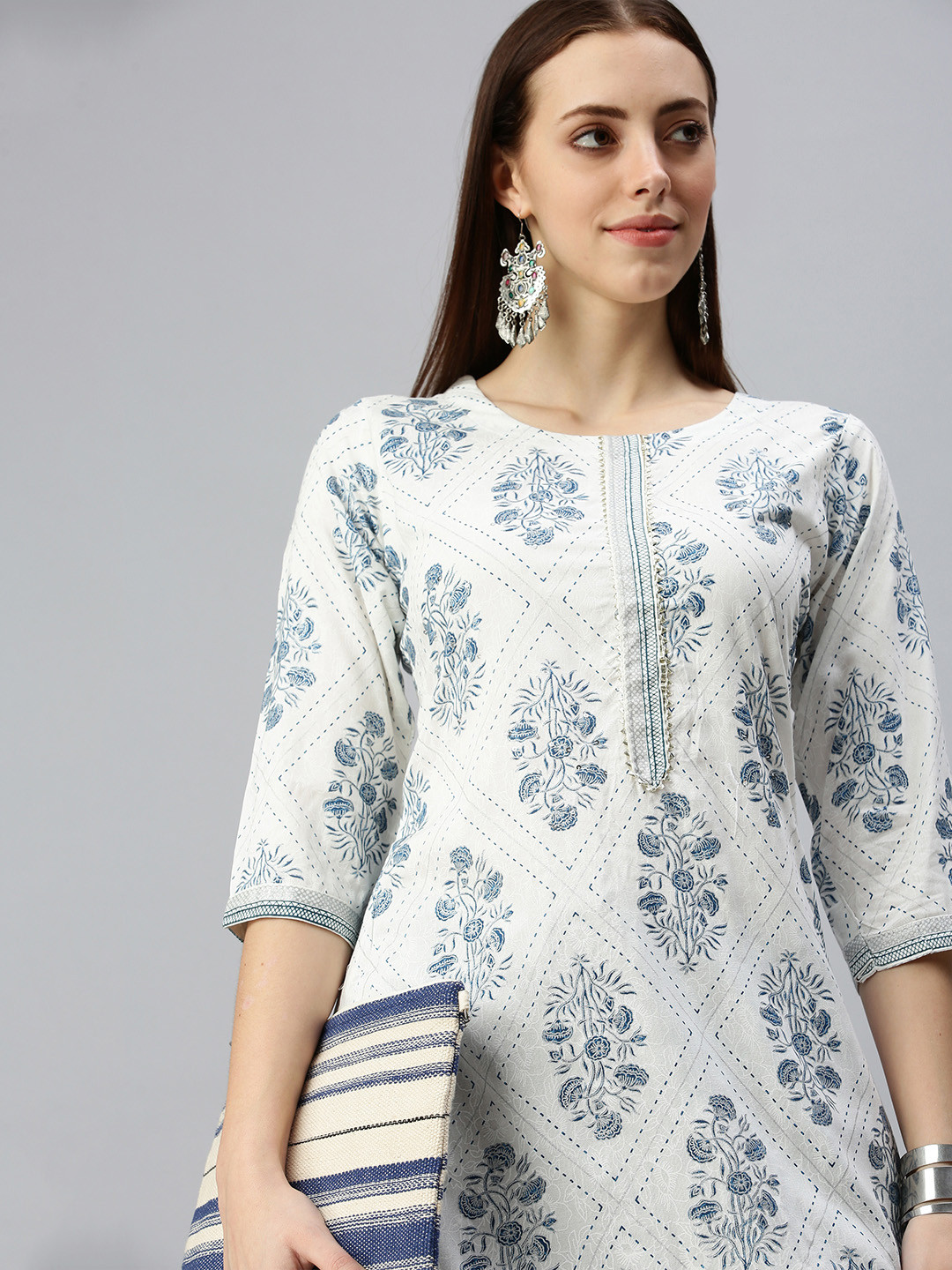 

SHOWOFF Women White Floral Printed Sequinned Round Neck Straight Kurta Set