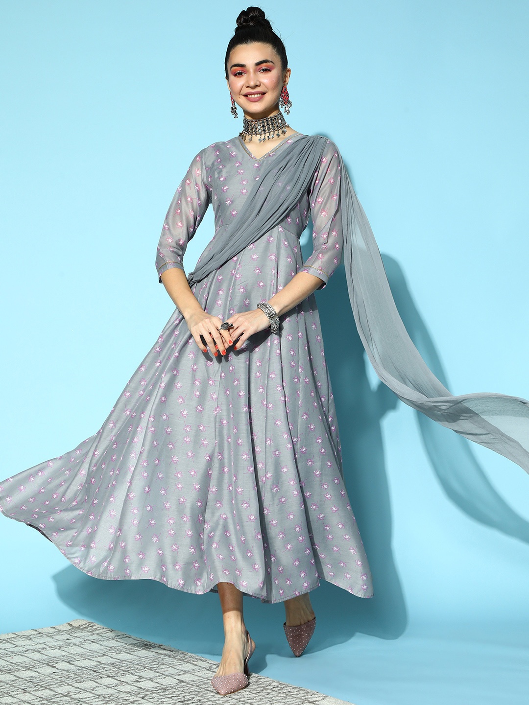 

Shae by SASSAFRAS Women Beautiful Grey Floral All in the Details Dress
