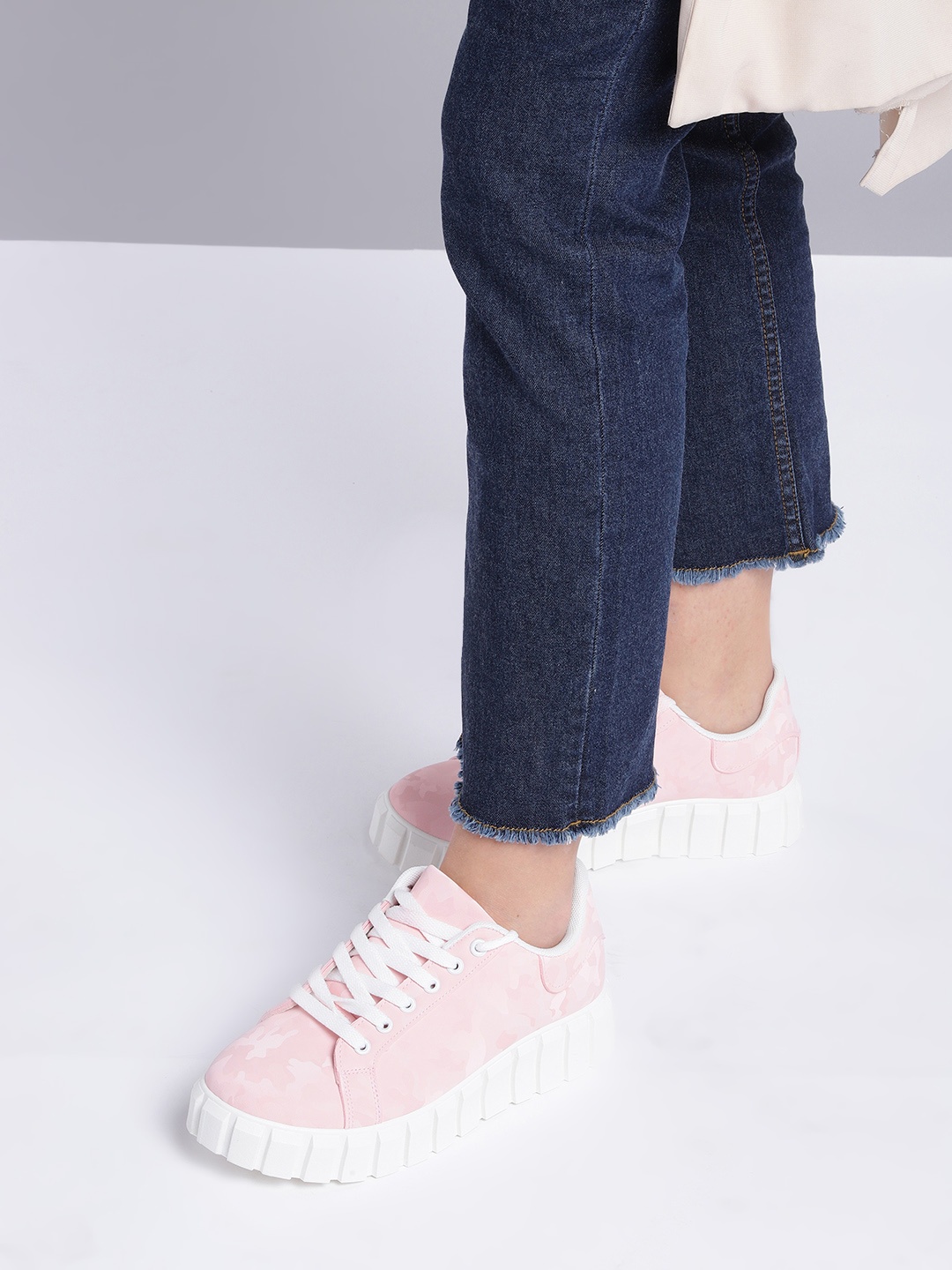 

Roadster Women Pink Printed Sneakers