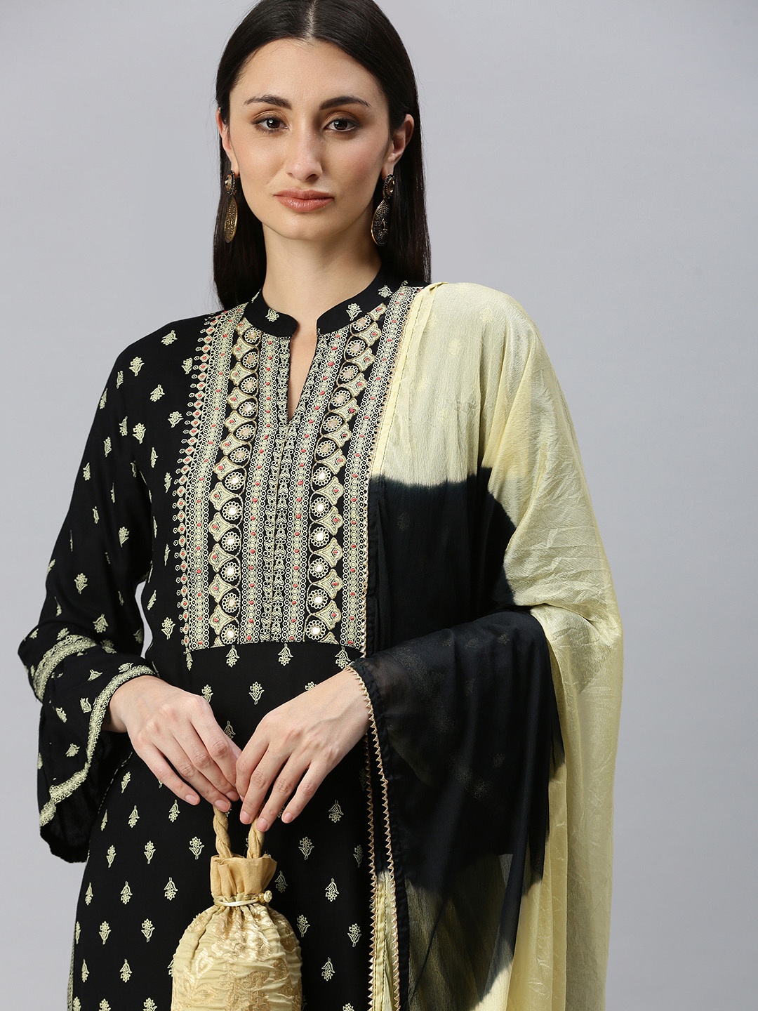 

SHOWOFF Women Black Floral Three-Quarter Sleeves Round Neck Sequinned Straight Kurta Sets