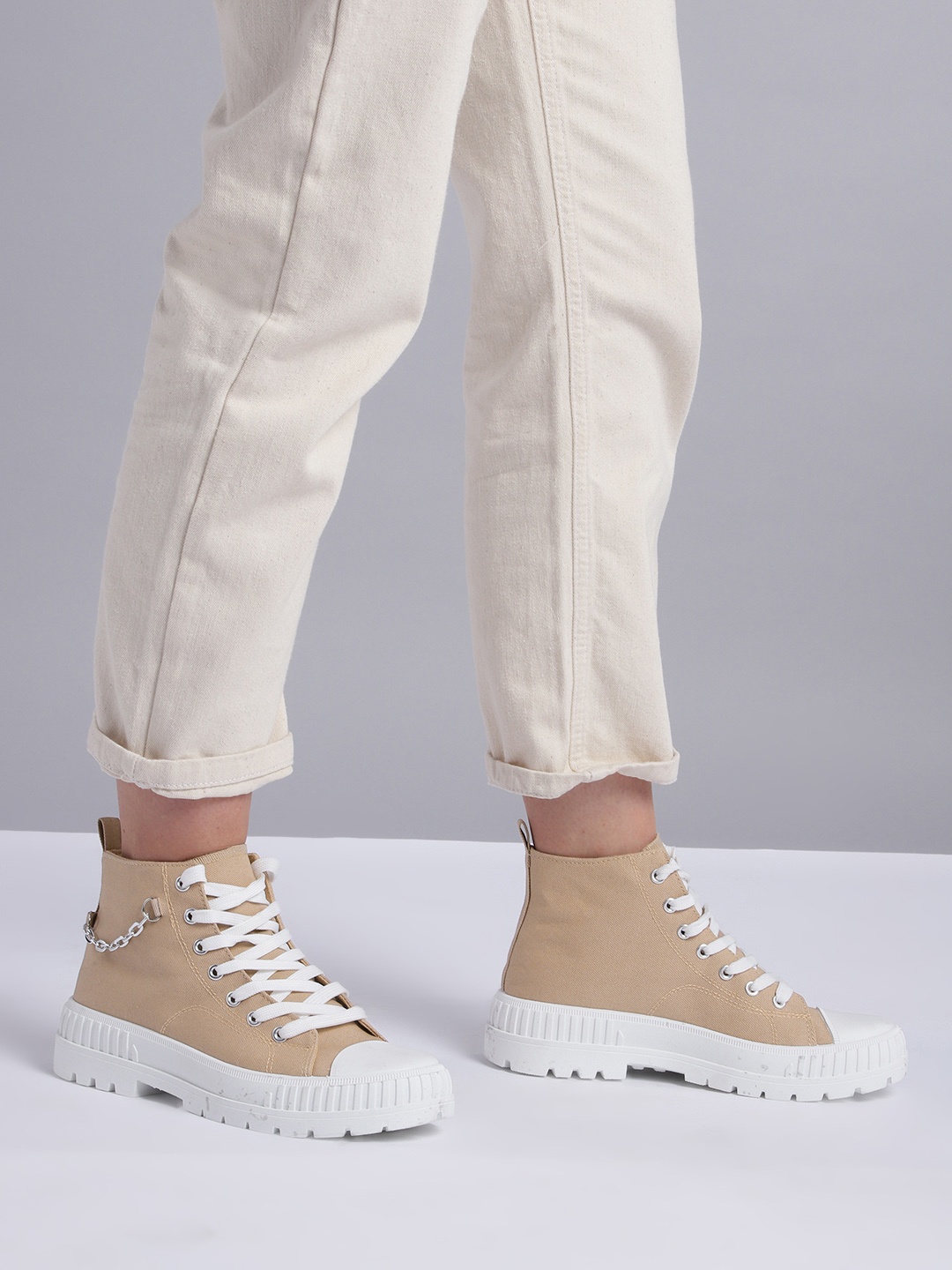 

Roadster Women Beige & White Colourblocked Sneakers