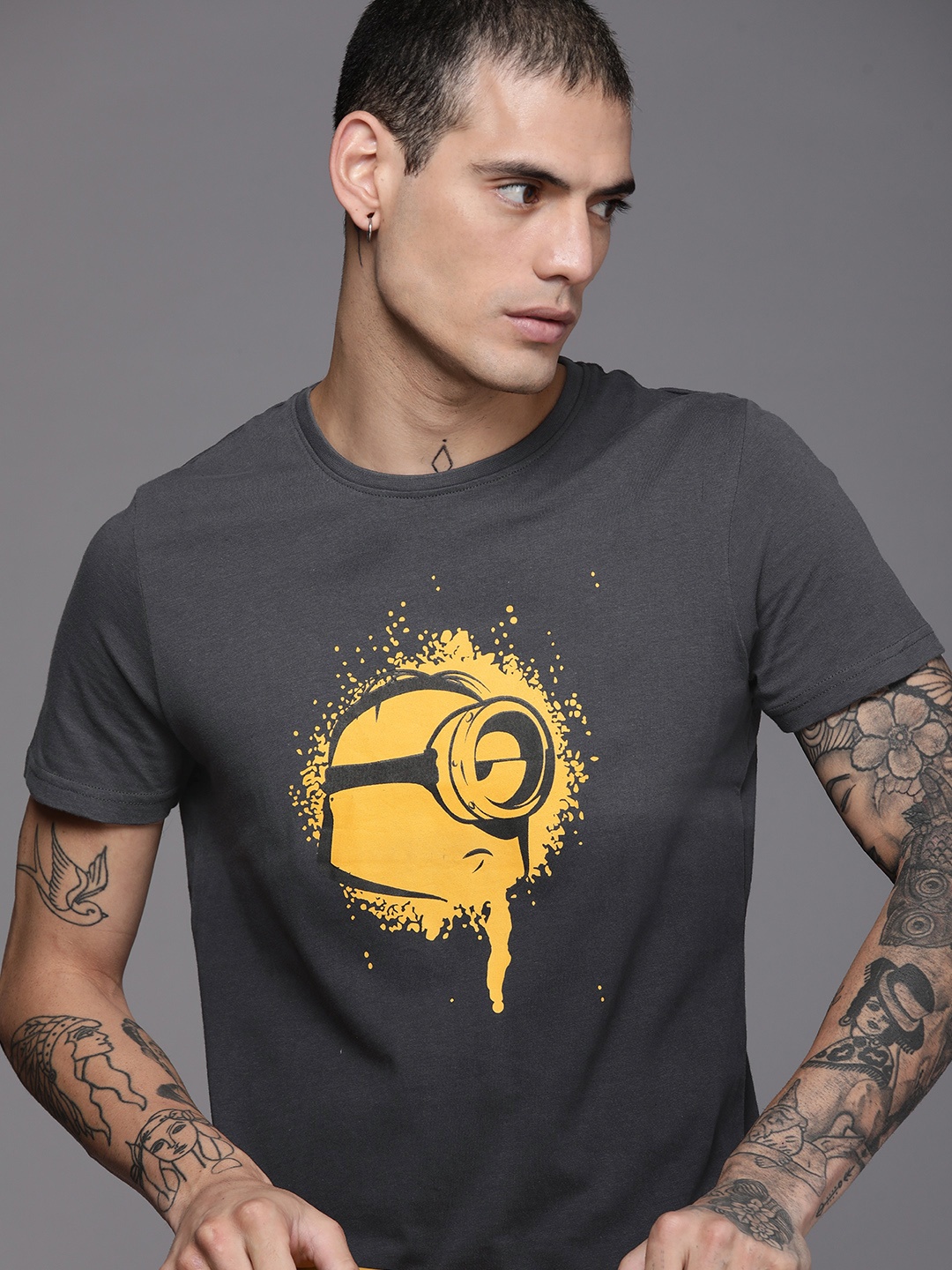 

WROGN Men Charcoal Grey & Yellow Minions Printed Pure Cotton Slim Fit T-shirt