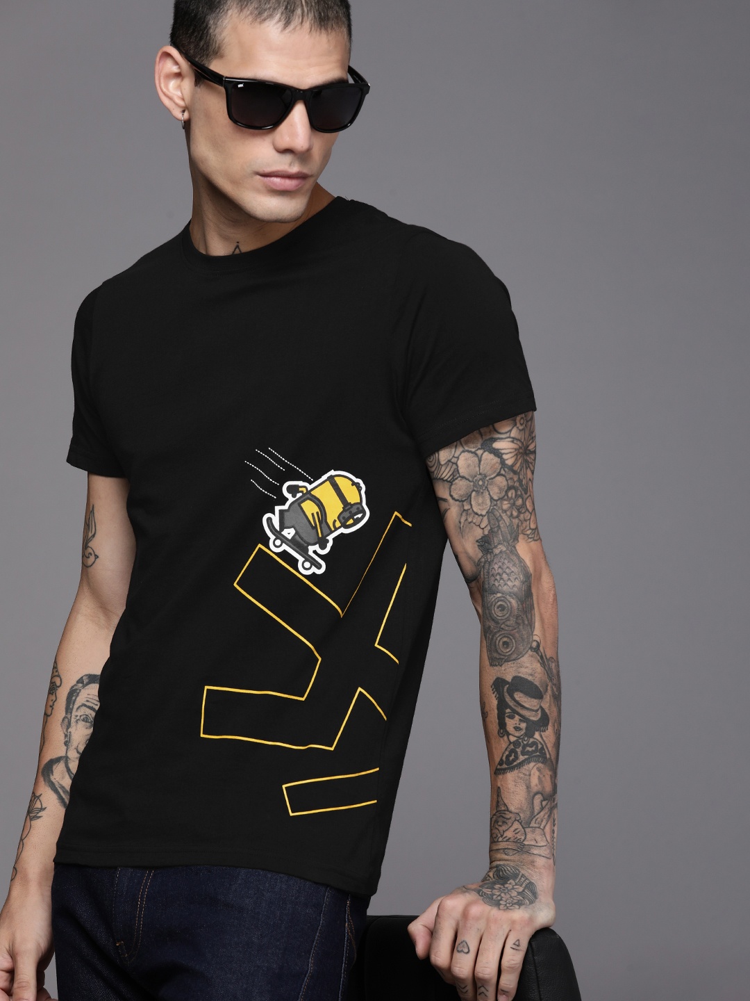 

WROGN Men Black & Yellow Minions Printed Pure Cotton Slim Fit T-shirt