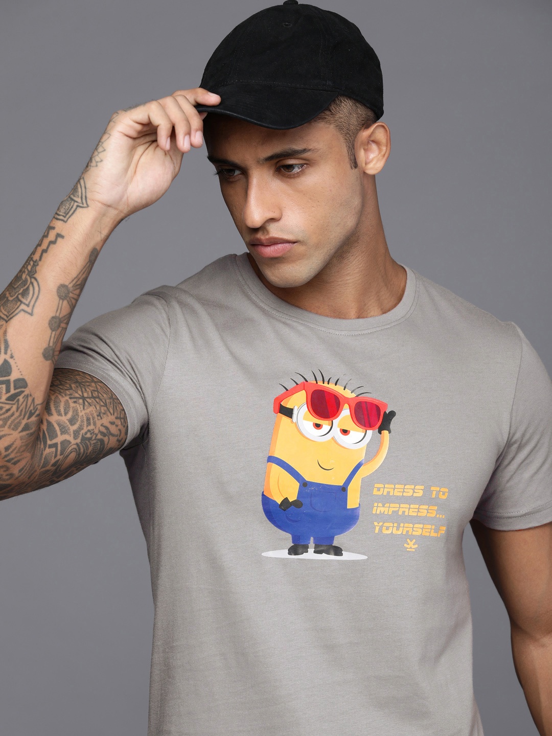 

WROGN Men Grey Minions Printed Pure Cotton Slim Fit T-shirt