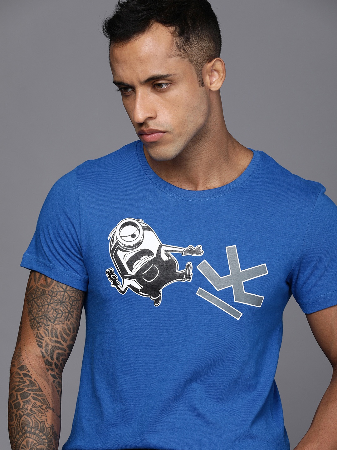 

WROGN Men Blue Minions Printed Pure Cotton Slim Fit T-shirt