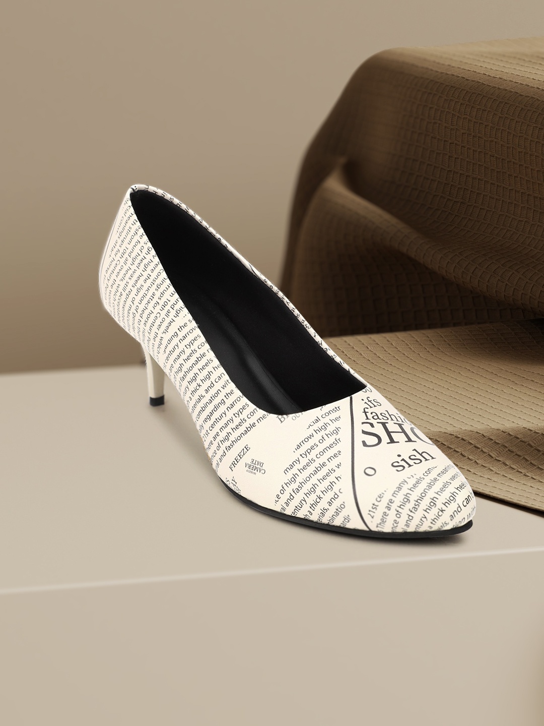

FOREVER 21Off White Printed PU Kitten Pumps, Off white