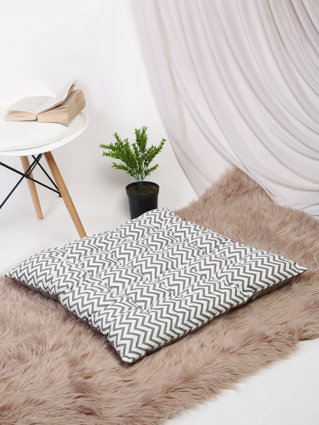 

EK BY EKTA KAPOOR Off White & Grey Jharokha Geometric Print Floor Cushions