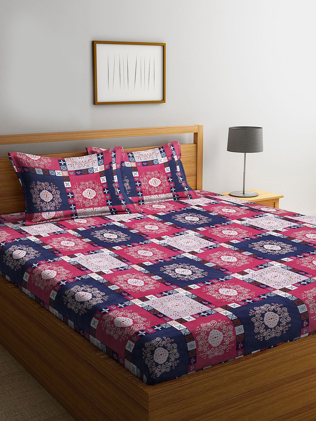 

KLOTTHE Pink & Cream-Coloured Geometric 210 TC 2 King Bedsheet with 4 Pillow Covers