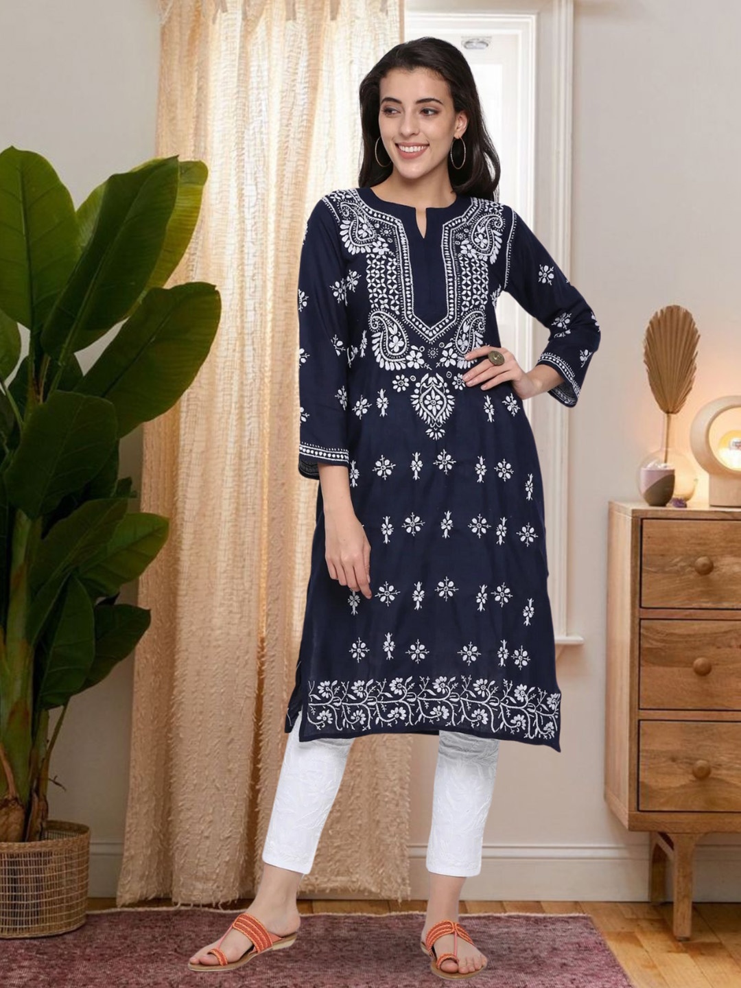 

PARAMOUNT CHIKAN Embroidered Chikankari Ethnic Motifs Kurta, Navy blue
