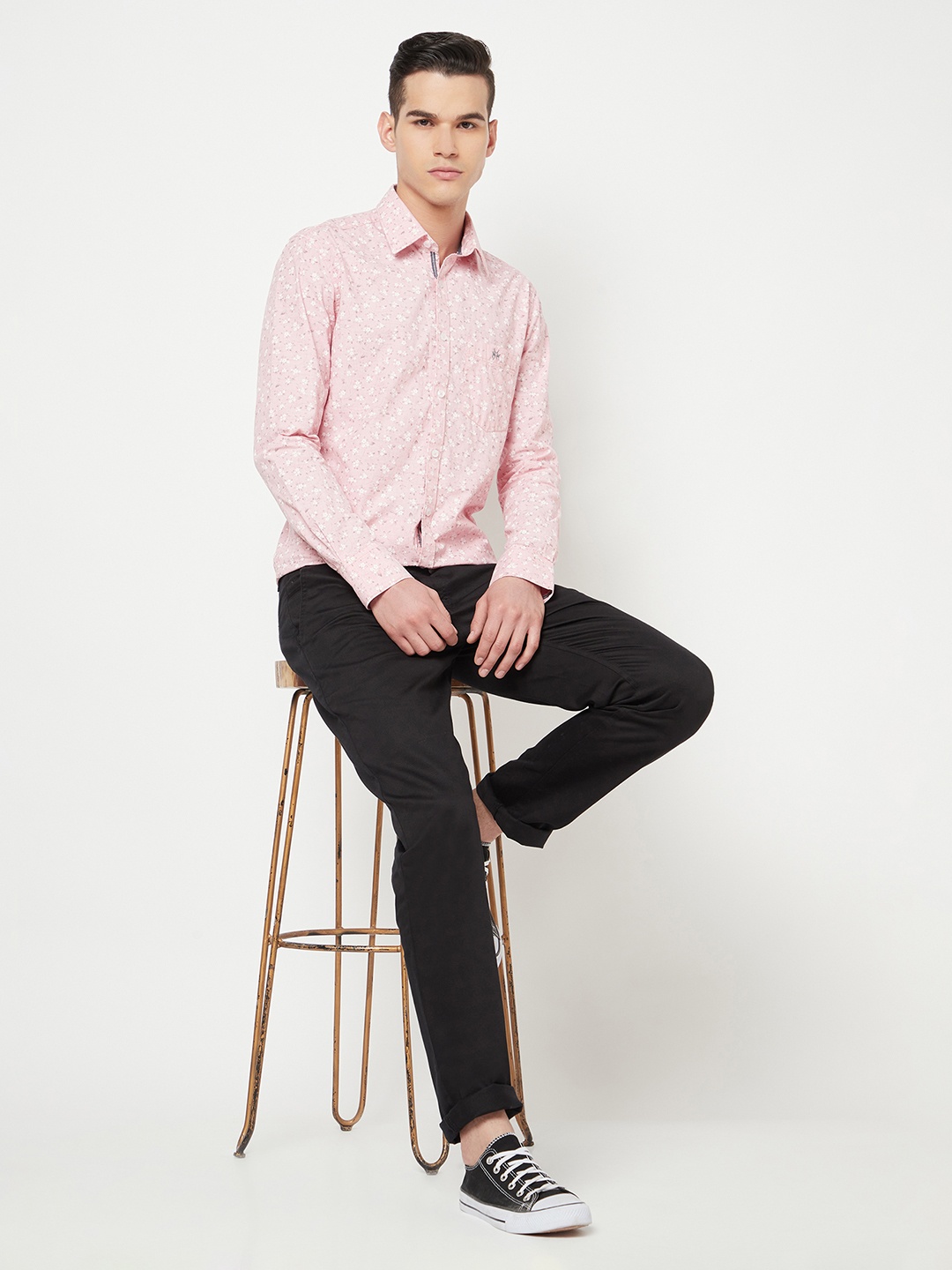 

Crimsoune Club Men Pink & White Slim Fit Floral Printed Cotton Casual Shirt