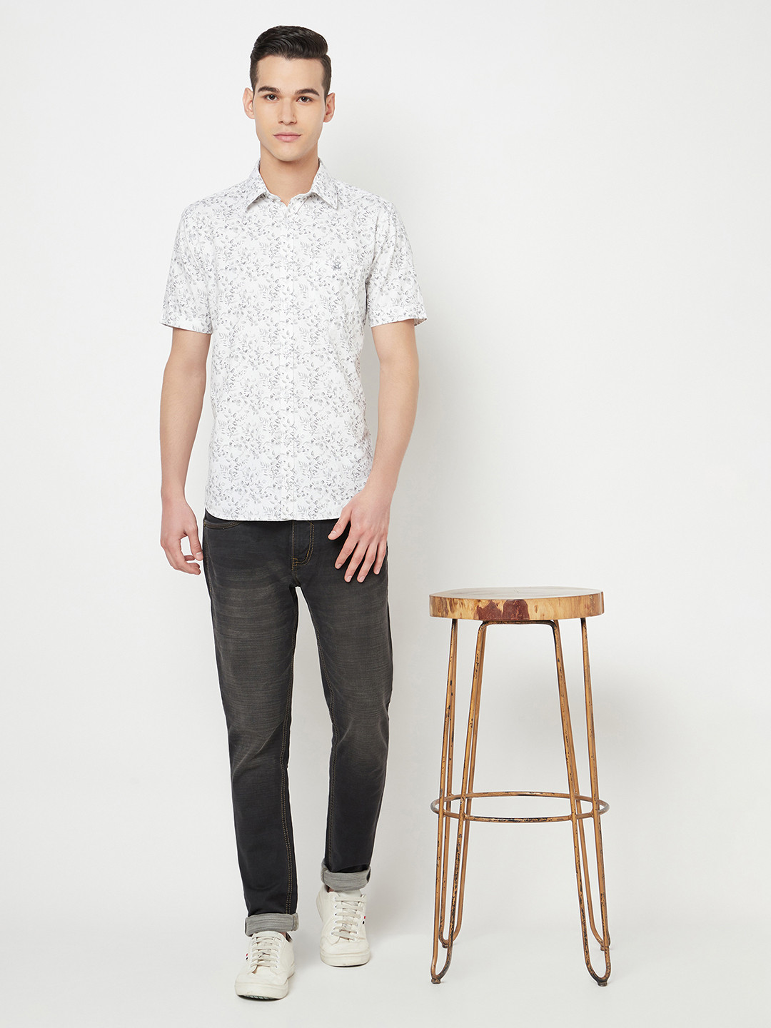 

Crimsoune Club Men White Slim Fit Floral Printed Casual Shirt