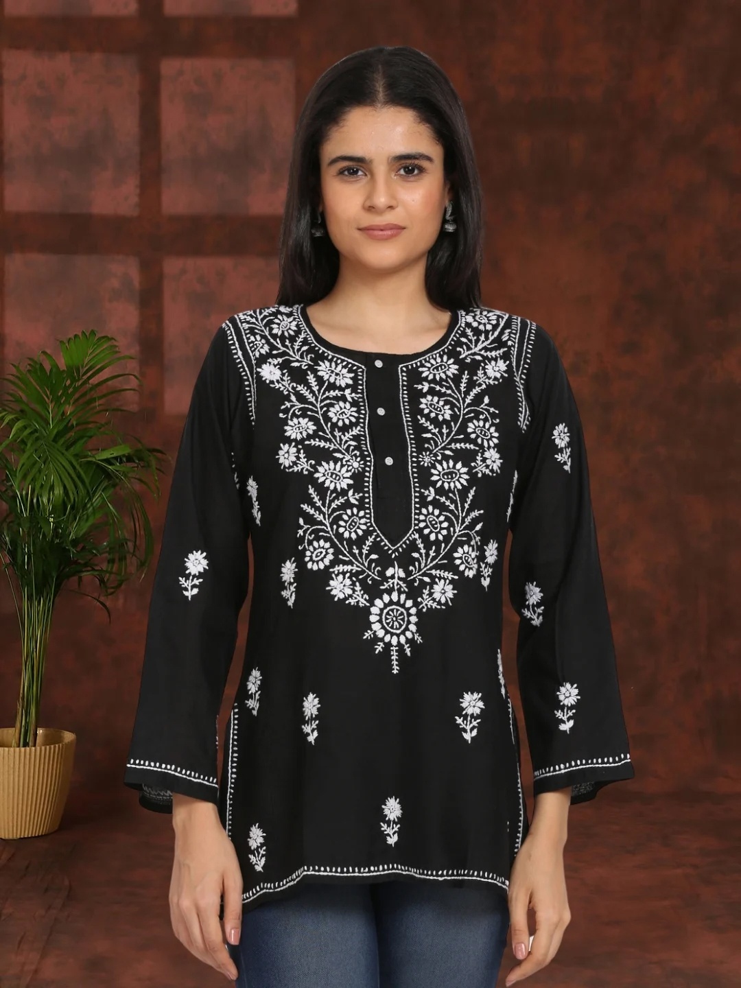 

PARAMOUNT CHIKAN Women Embroidered Lucknowi Chikankari Cotton Kurti, Black