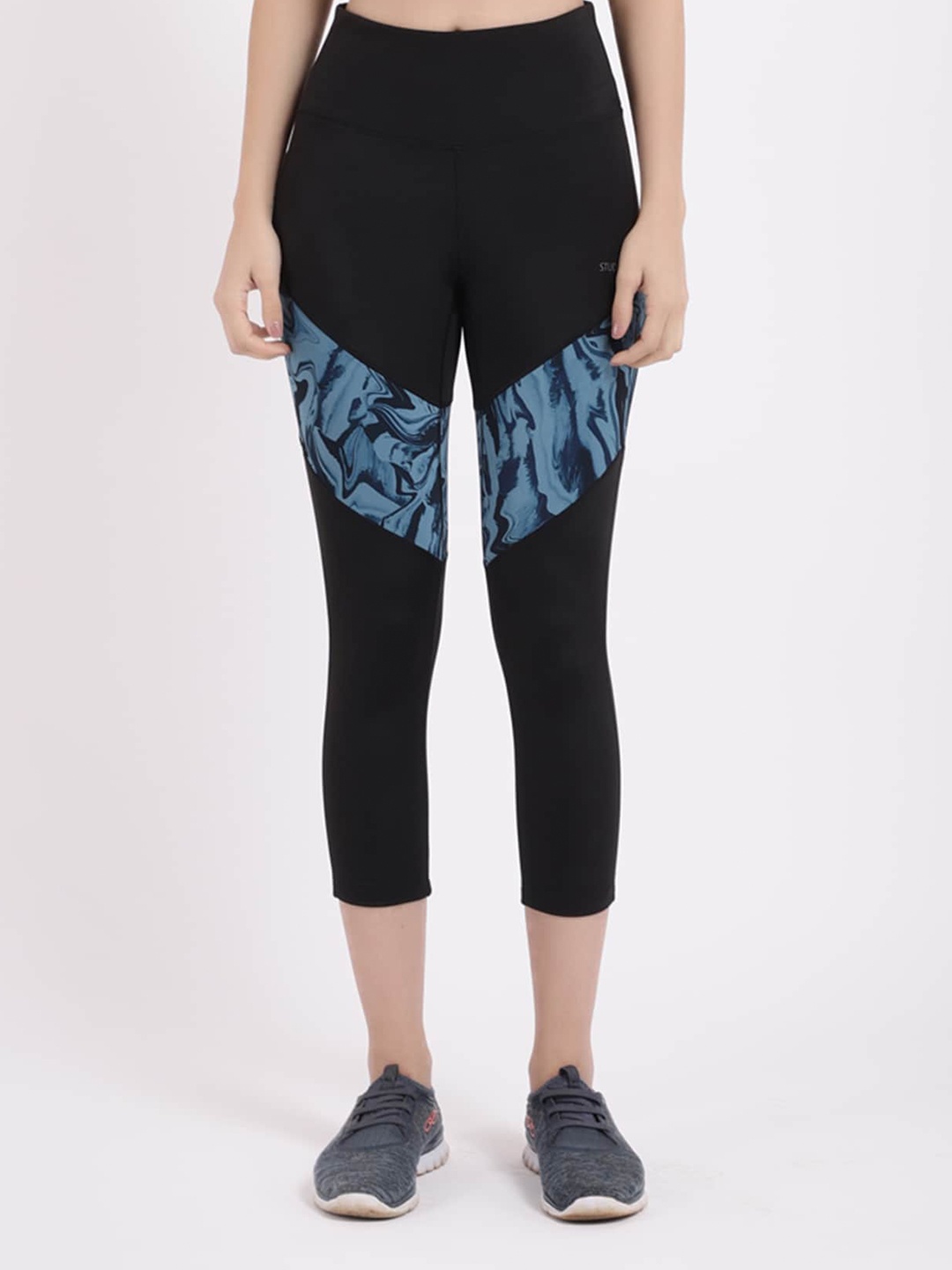 

STUDIOACTIV Women Black & Blue Printed Capris