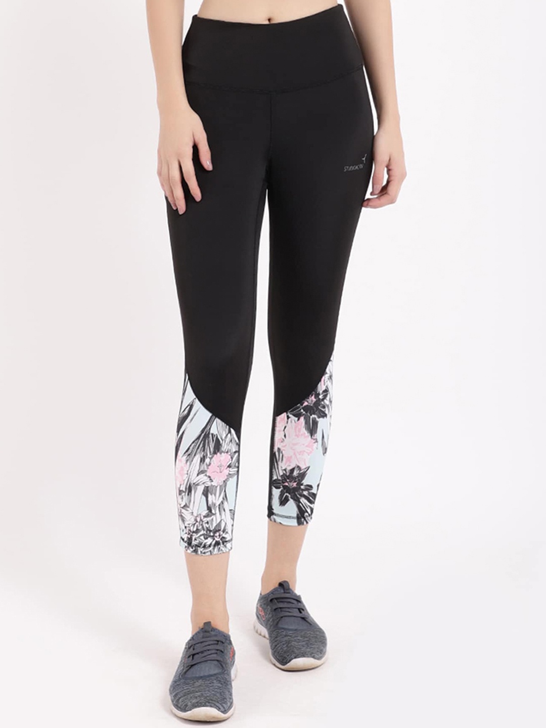 

STUDIOACTIV Women Black & Blue Printed Capris