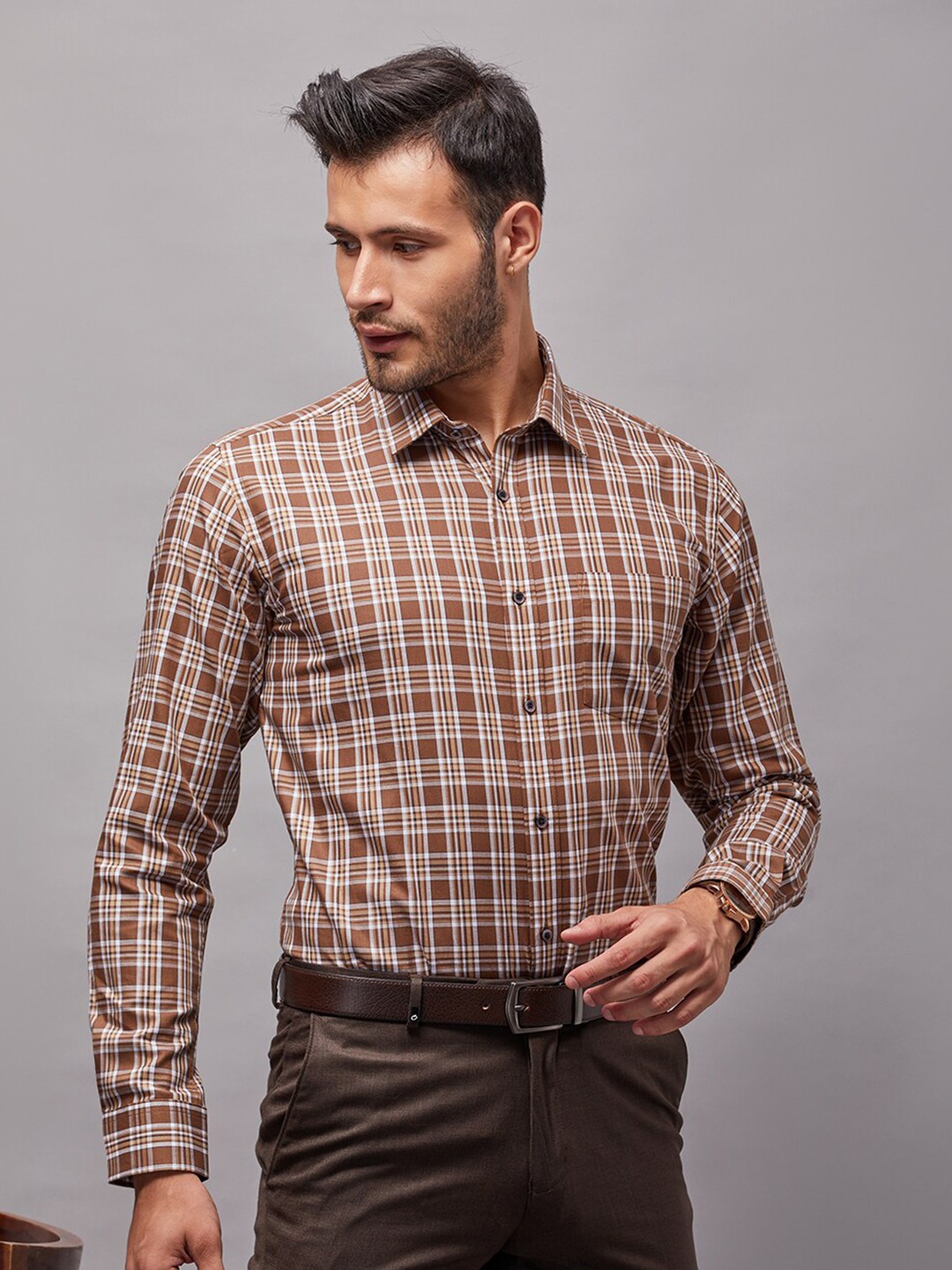 

Oxemberg Men Brown Classic Slim Fit Checked Cotton Casual Shirt