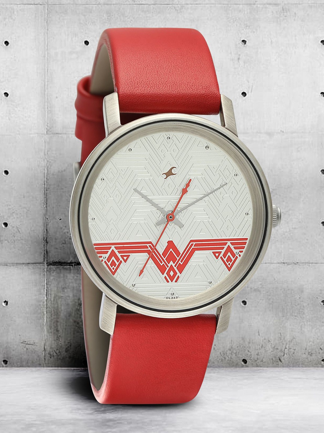 

Fastrack Women Silver-Toned Dial & Red Leather Straps Wonder Woman Analogue Watch 6244QL02