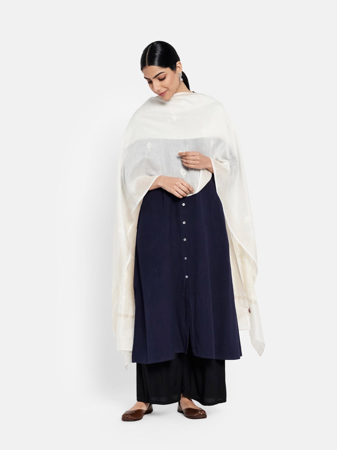 

Fabindia White & Gold-Toned Embroidered Chikankari Cotton Silk Dupatta