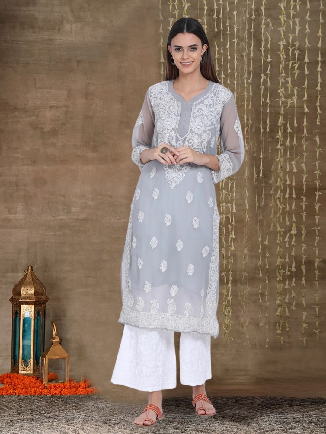 

PARAMOUNT CHIKAN Women Grey Embroidered Chikankari Georgette Kurta