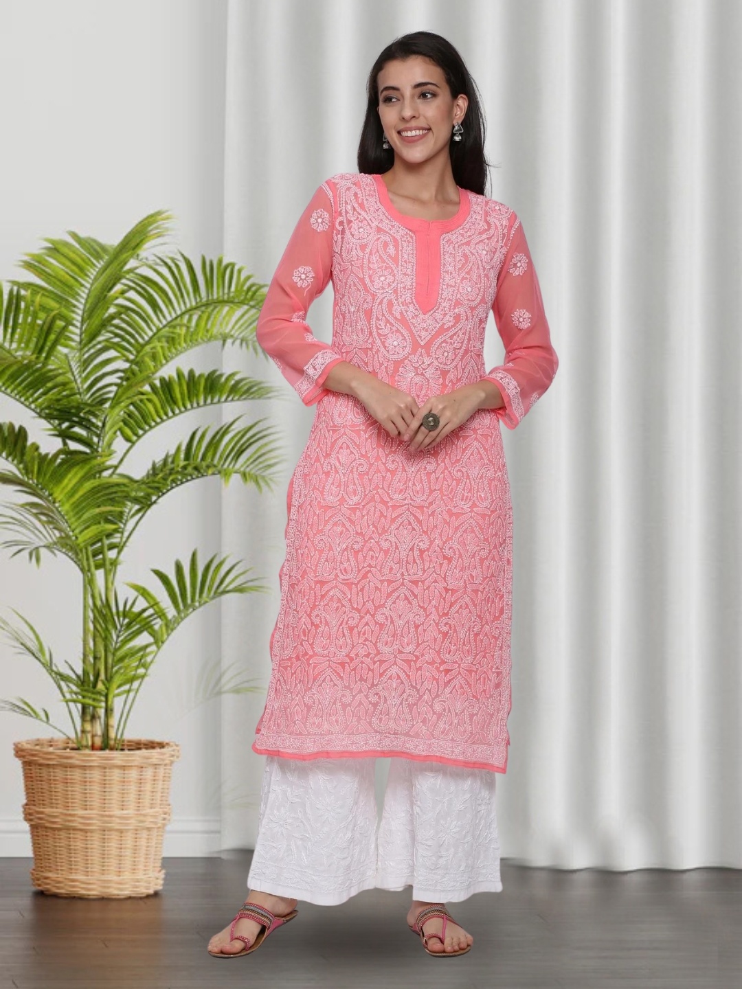 

PARAMOUNT CHIKAN Women Peach-Coloured & White Ethnic Motifs Embroidered Chikankari Georgette Kurta