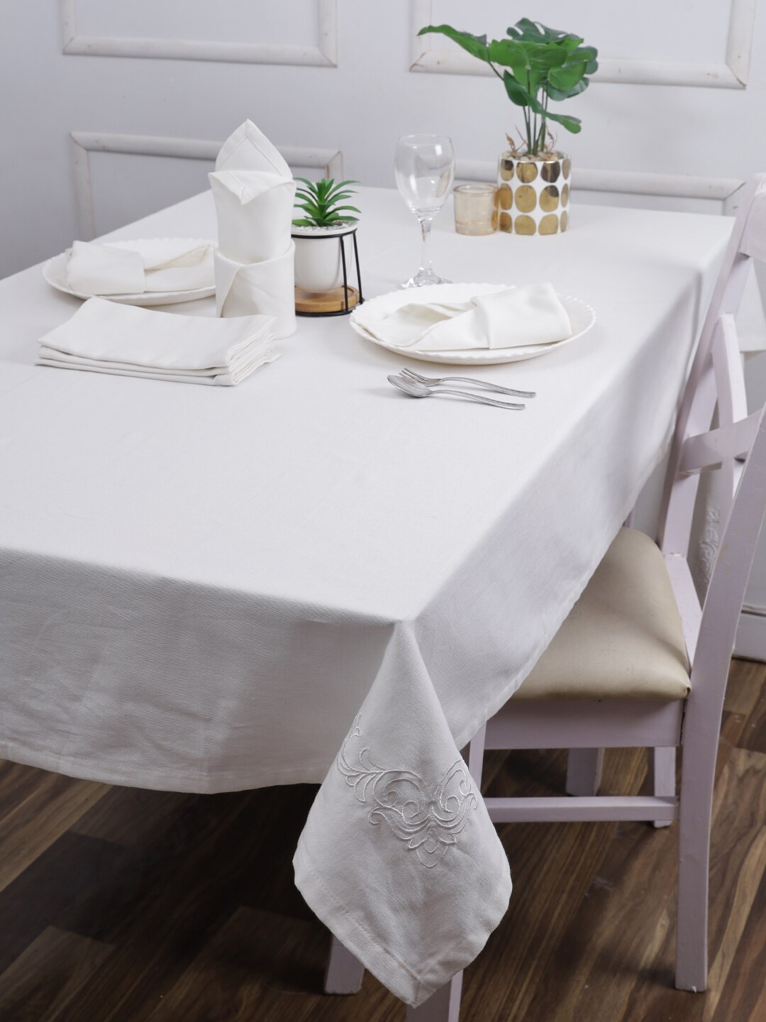 

Soumya Set Of 7 Embroidery 6 Seater Pure Cotton Table Linen Set, White