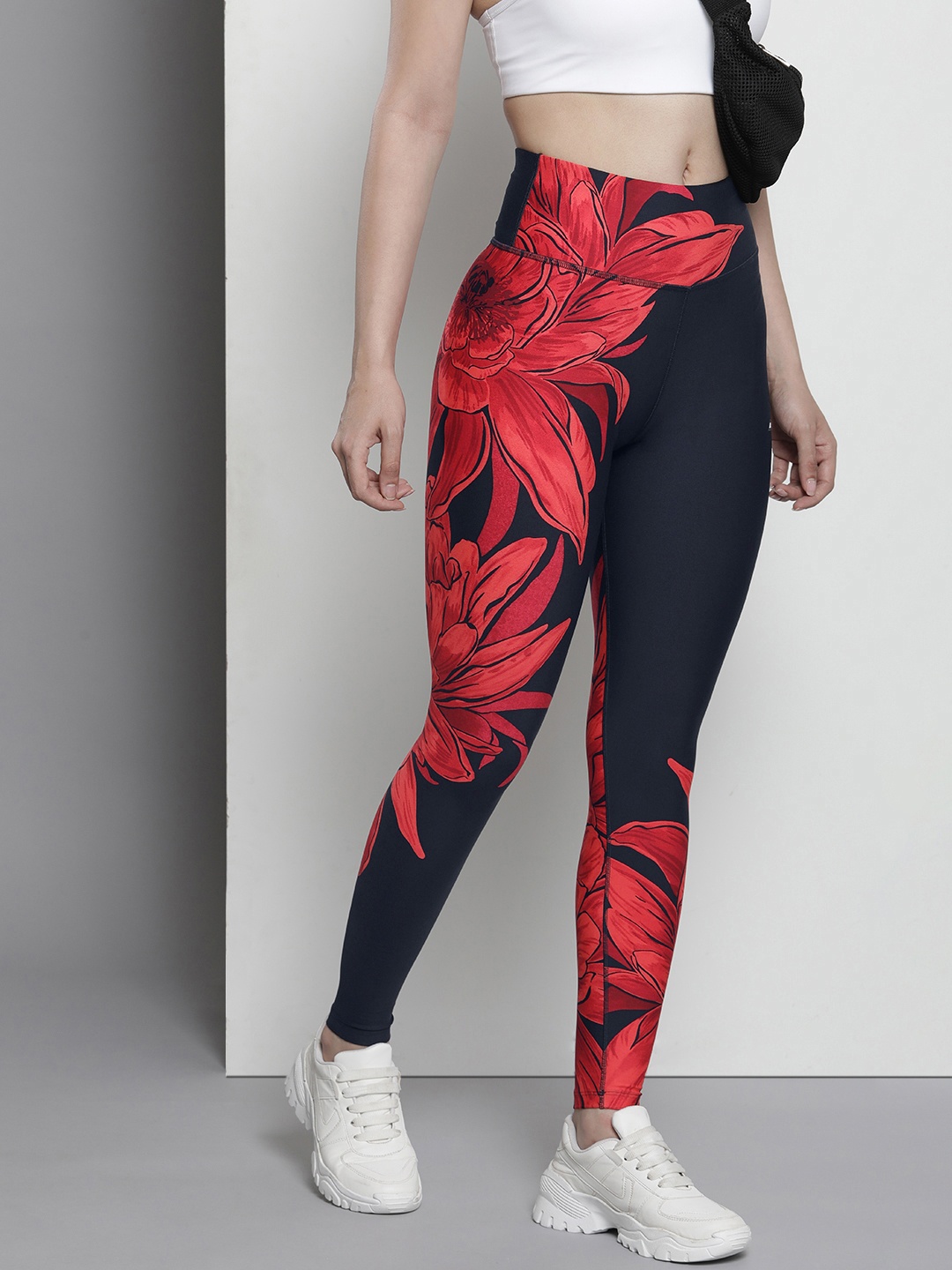 

Tommy Hilfiger Women Red And Black Floral Printed AOP Tights, Navy blue