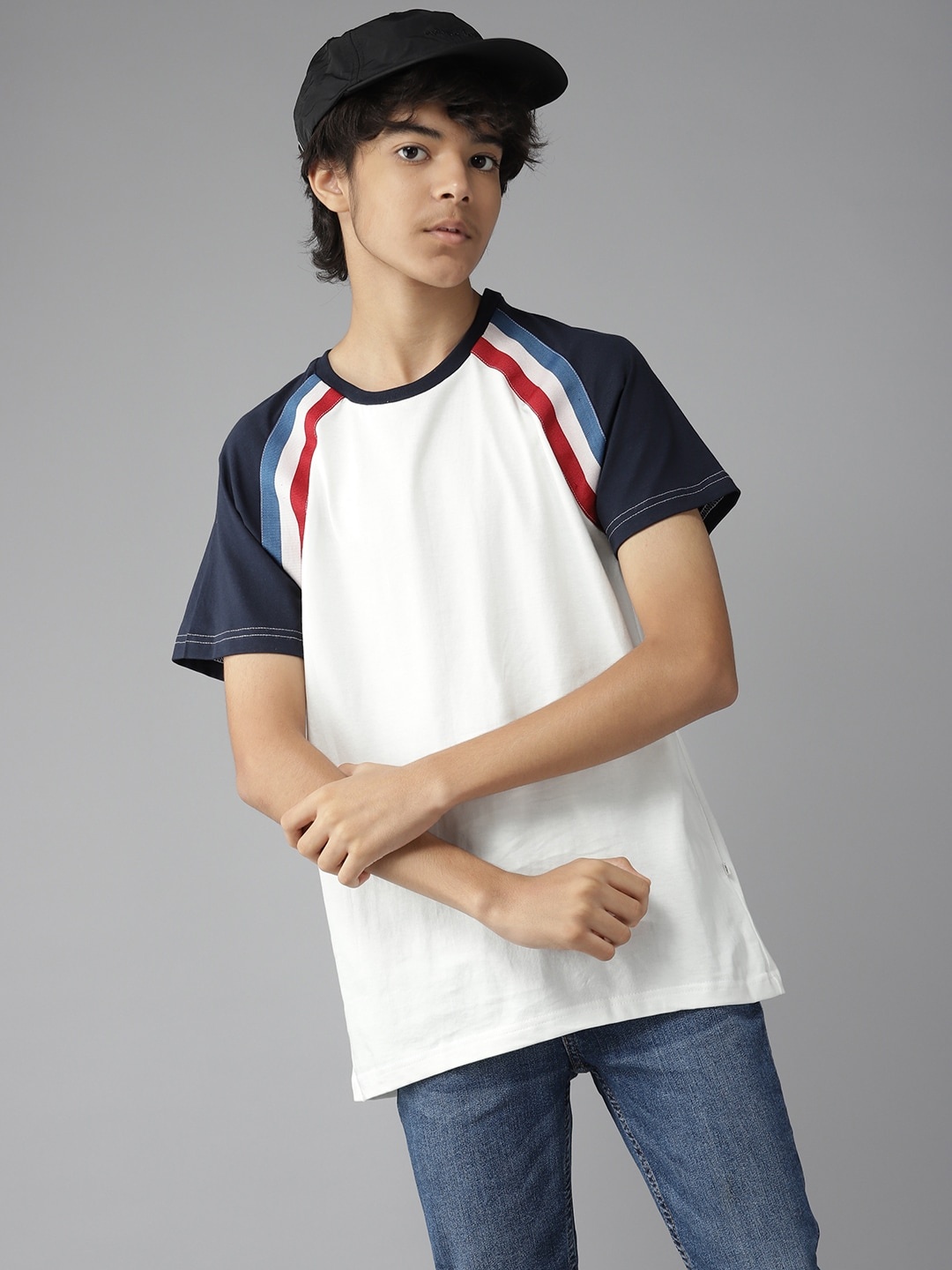 

UTH by Roadster Boys White & Navy Blue Pure Cotton Colourblocked T-shirt