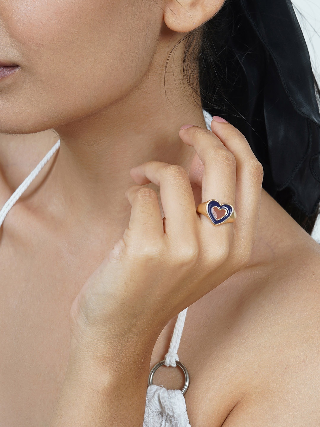 

JOKER & WITCH Women Gold-Toned Blue & Maroon Ellery Black Heart Finger Ring