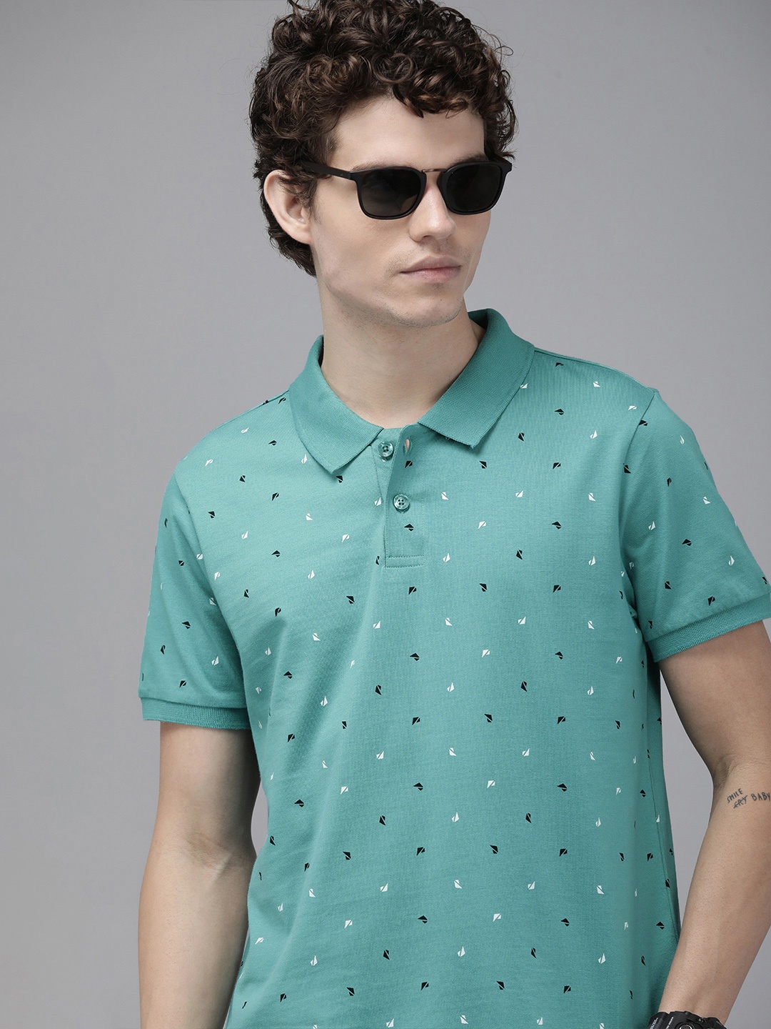 

Roadster Men Green Geometric Printed Polo Collar Pure Cotton Slim Fit T-shirt